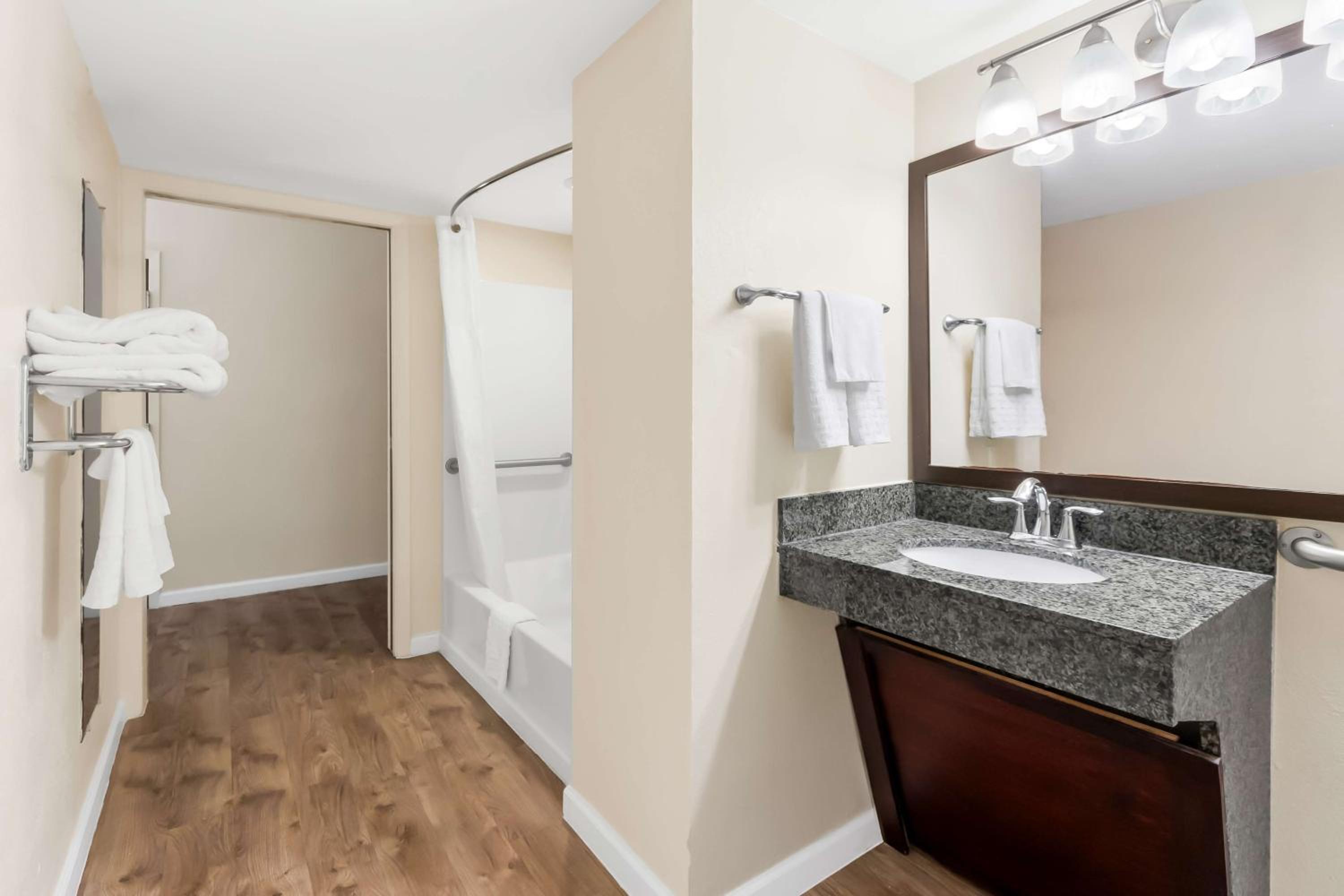 Suite with Two Double Beds - Disability Access - Photo 5