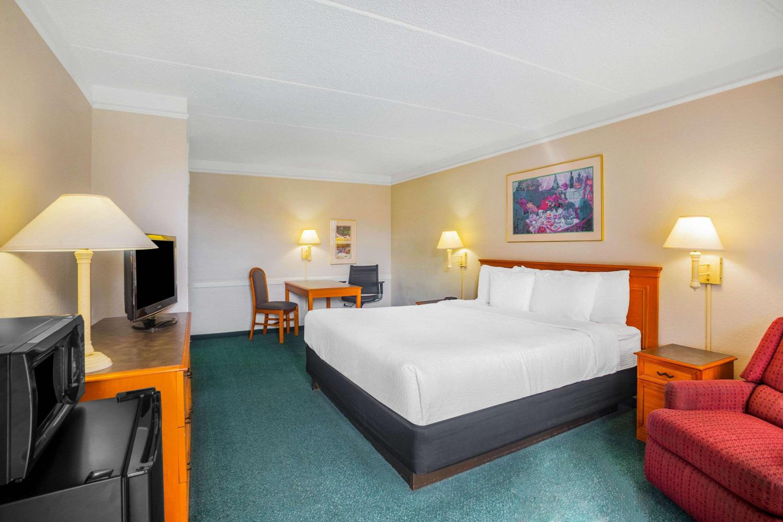 King Room with Bath Tub - Mobility/Hearing Accessible - Non-Smoking photo 1