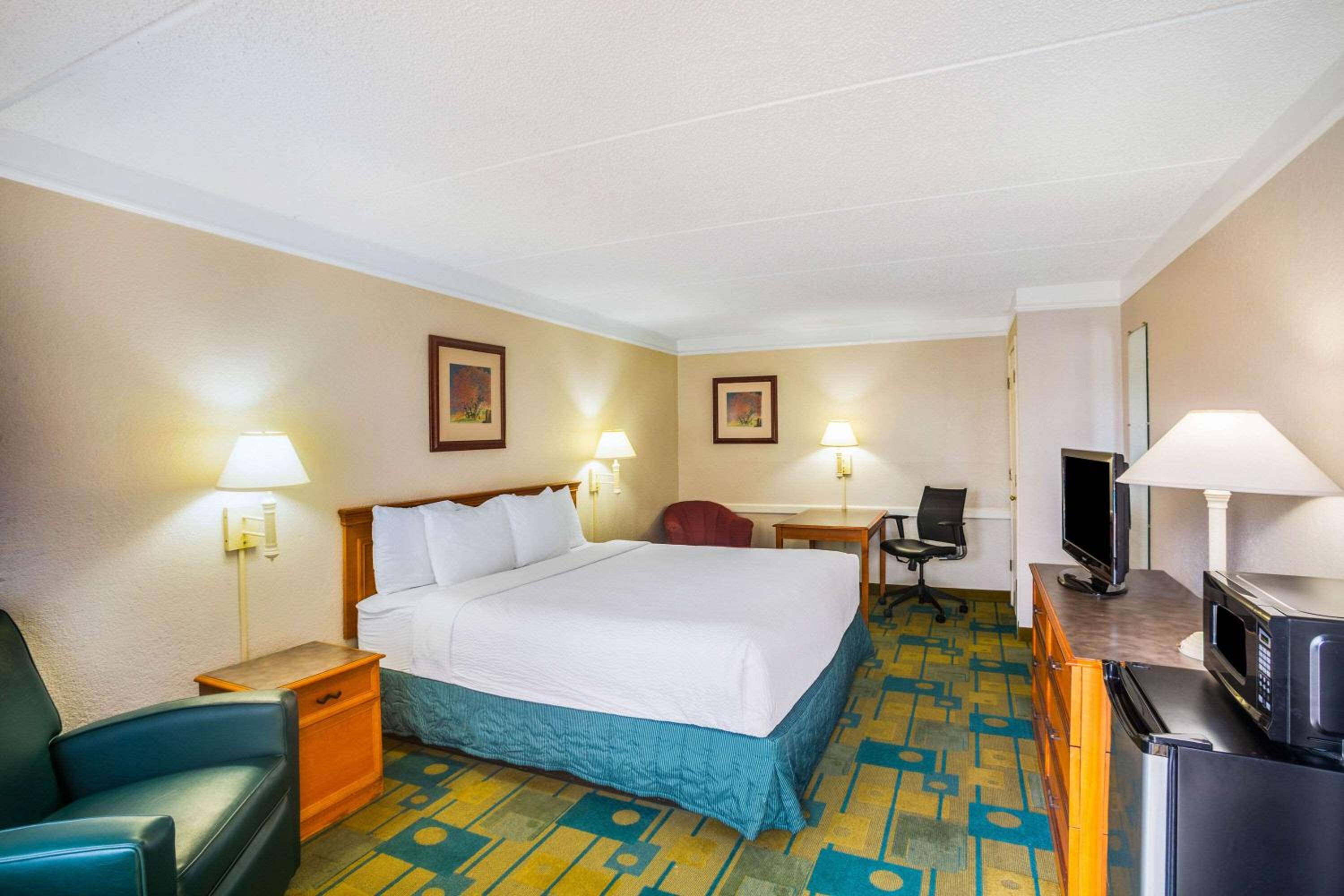 Deluxe King Room - Non-Smoking photo 1