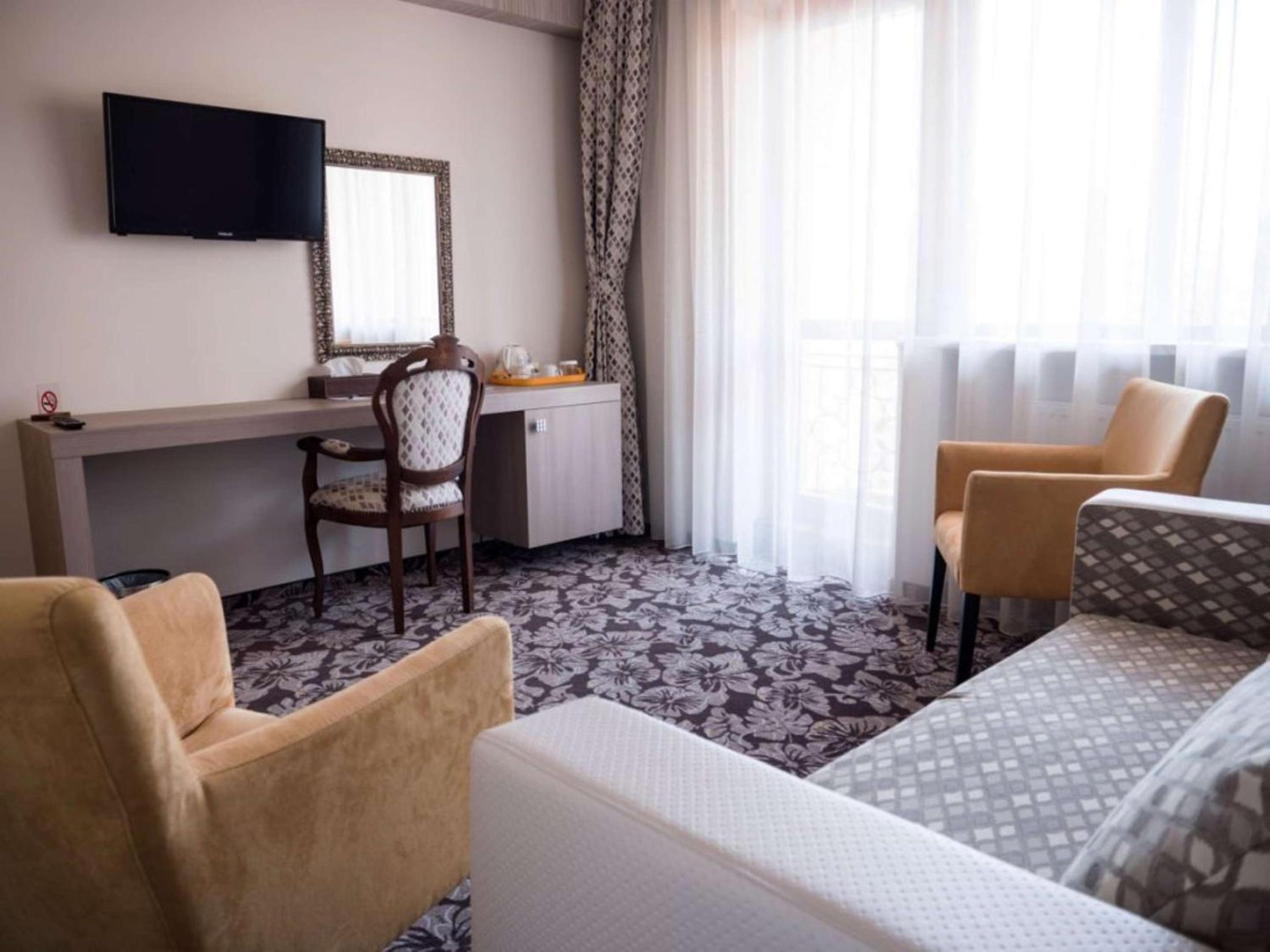 Deluxe Queen Suite photo 2