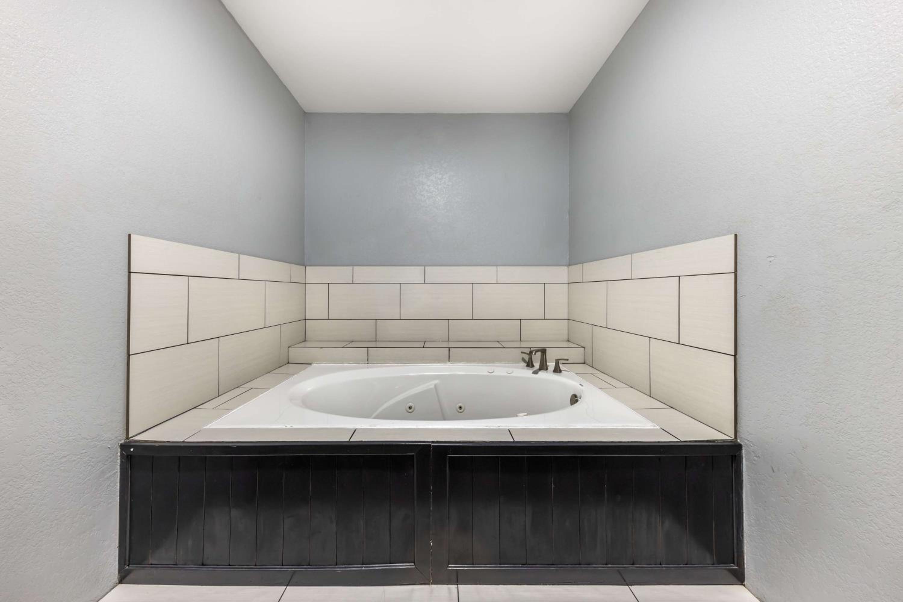 King Suite with Spa Bath - Non-Smoking - Photo 4