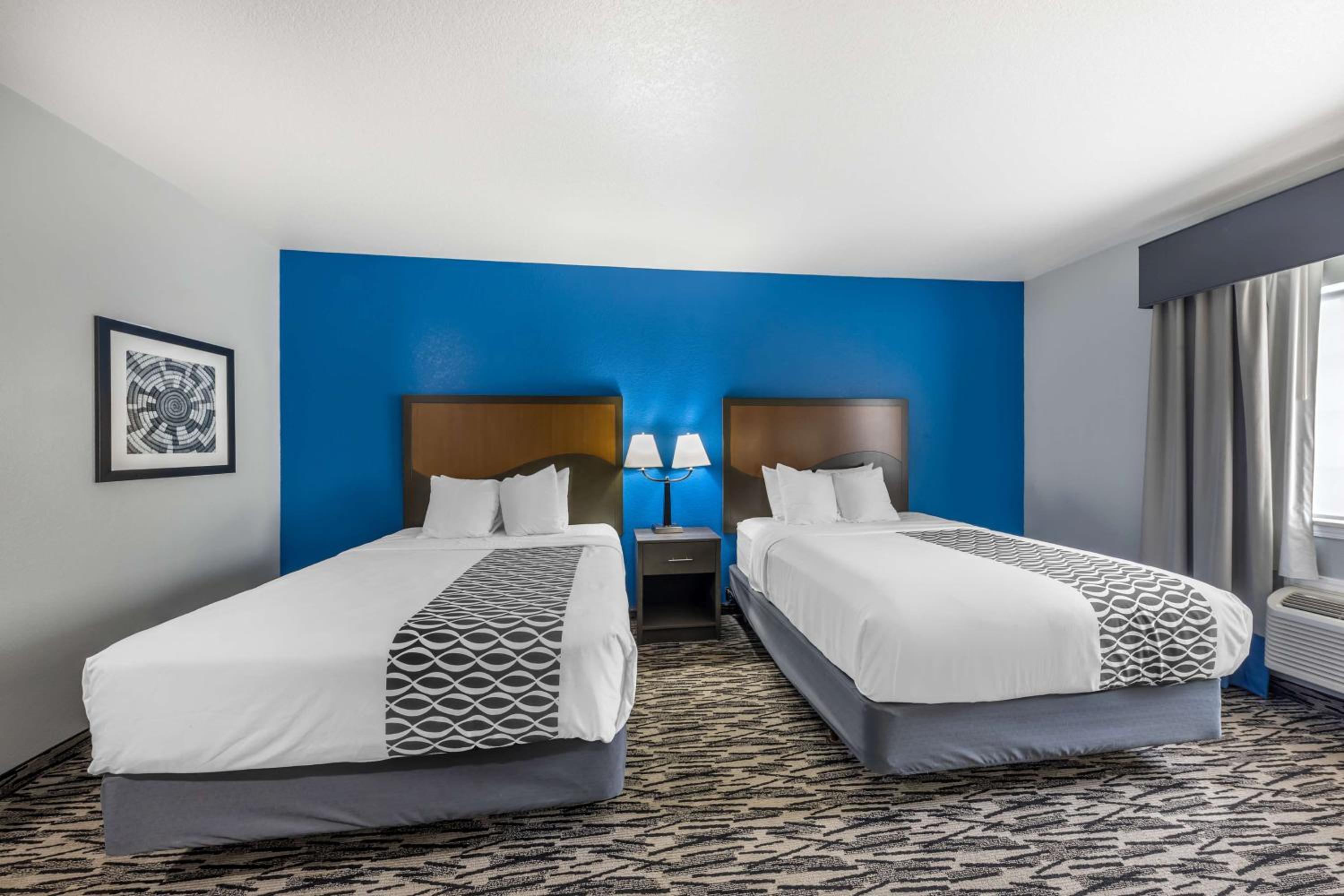 Queen Room with Two Queen Beds - Photo 2