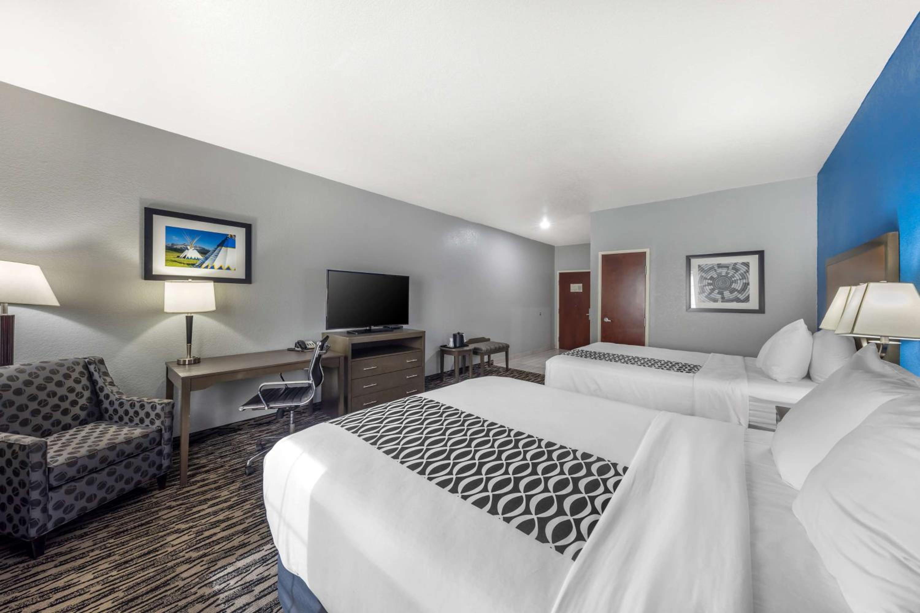 Queen Room with Two Queen Beds - Photo 4