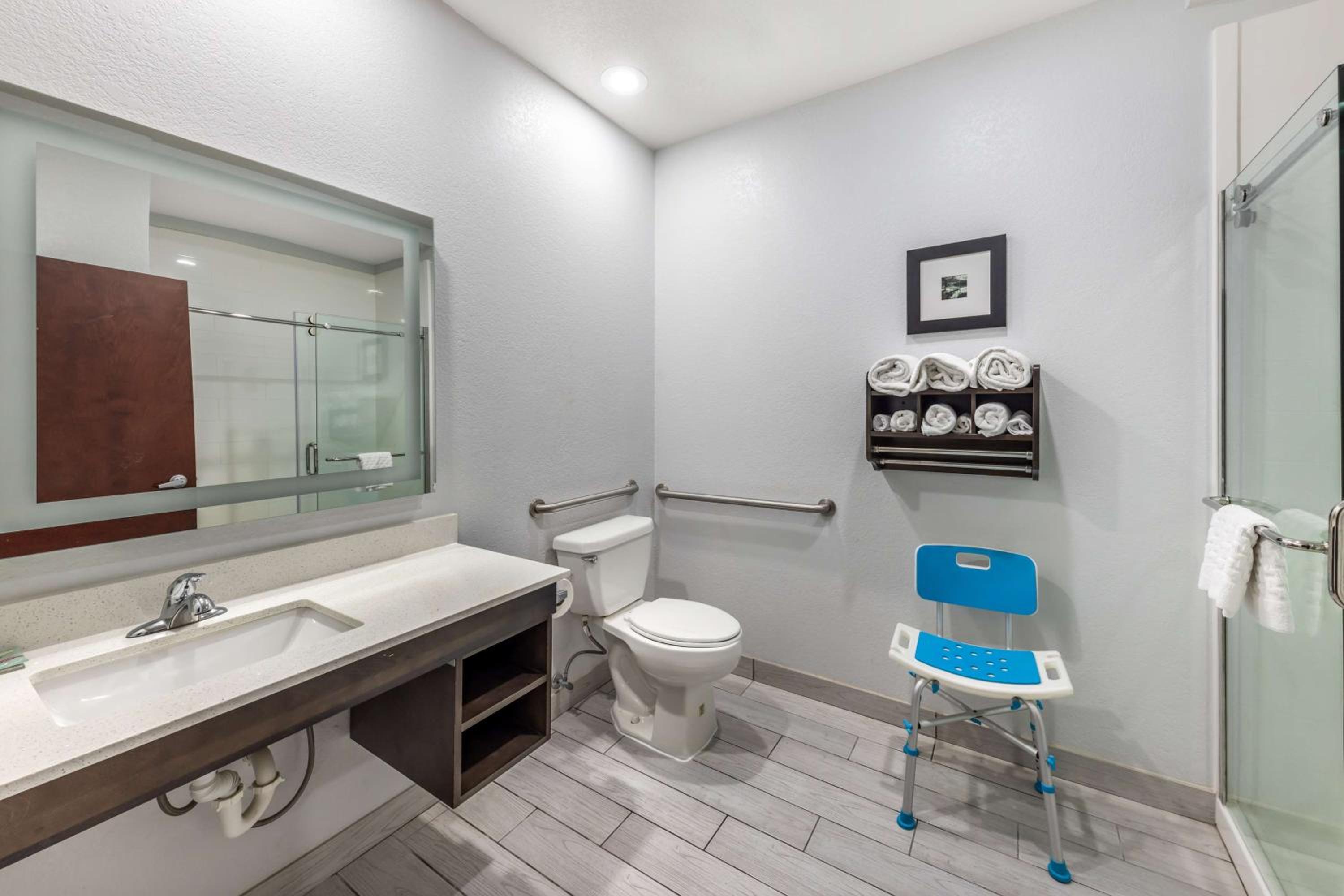 Queen Room with Two Queen Beds - Disability Access - Photo 4