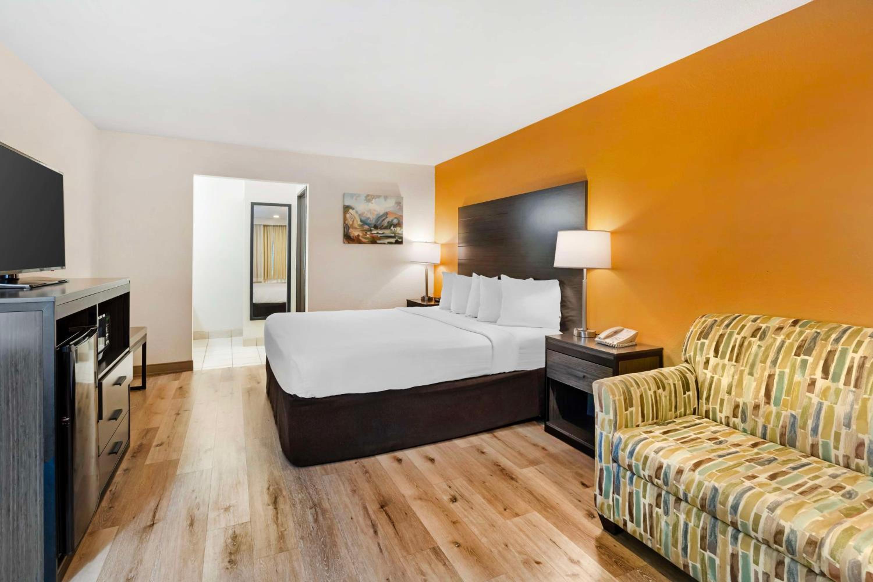 Queen Room with Roll-In Shower - Disability Access/Non-Smoking photo 3