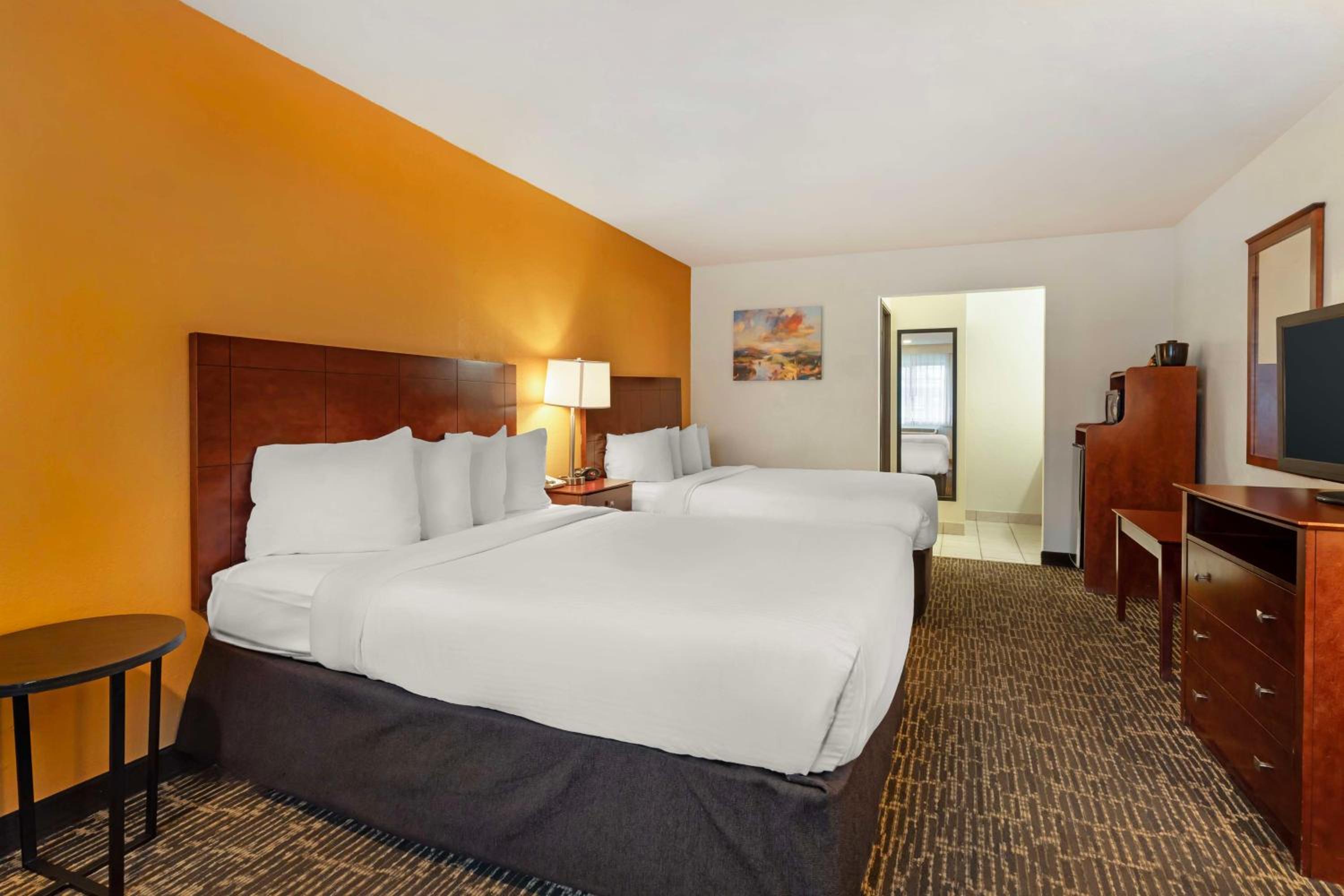 Queen Room with Two Queen Beds - Non-Smoking photo 2