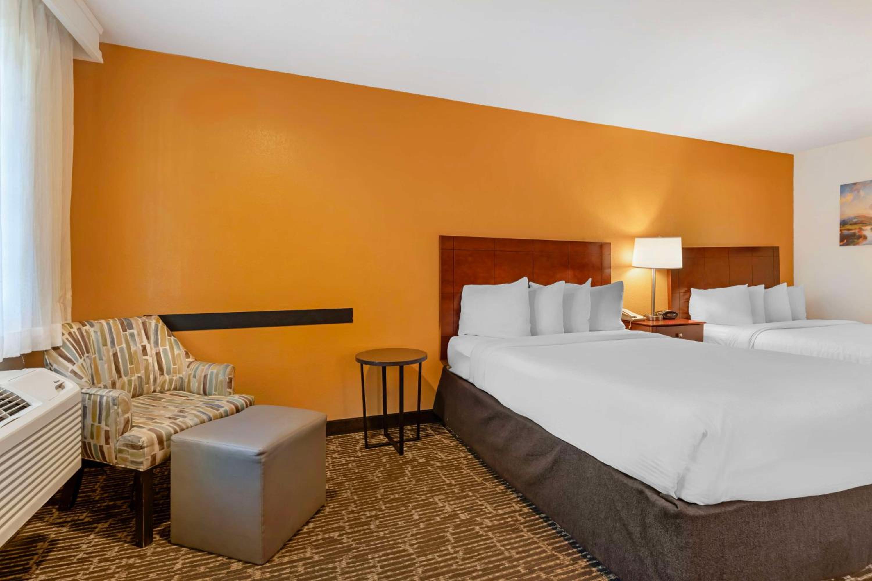 Queen Room with Two Queen Beds - Non-Smoking photo 3