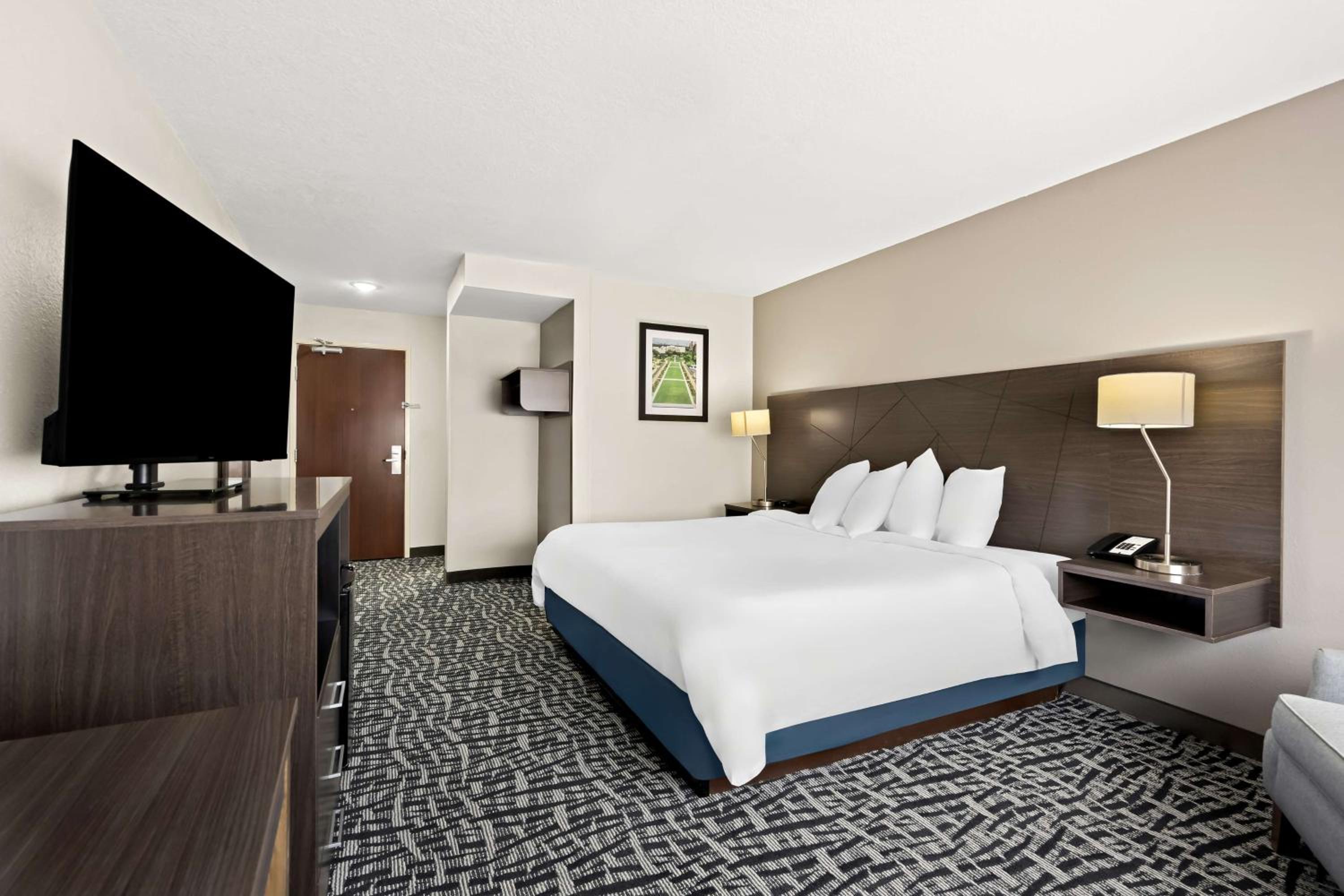 King Room - Non-Smoking - Photo 3