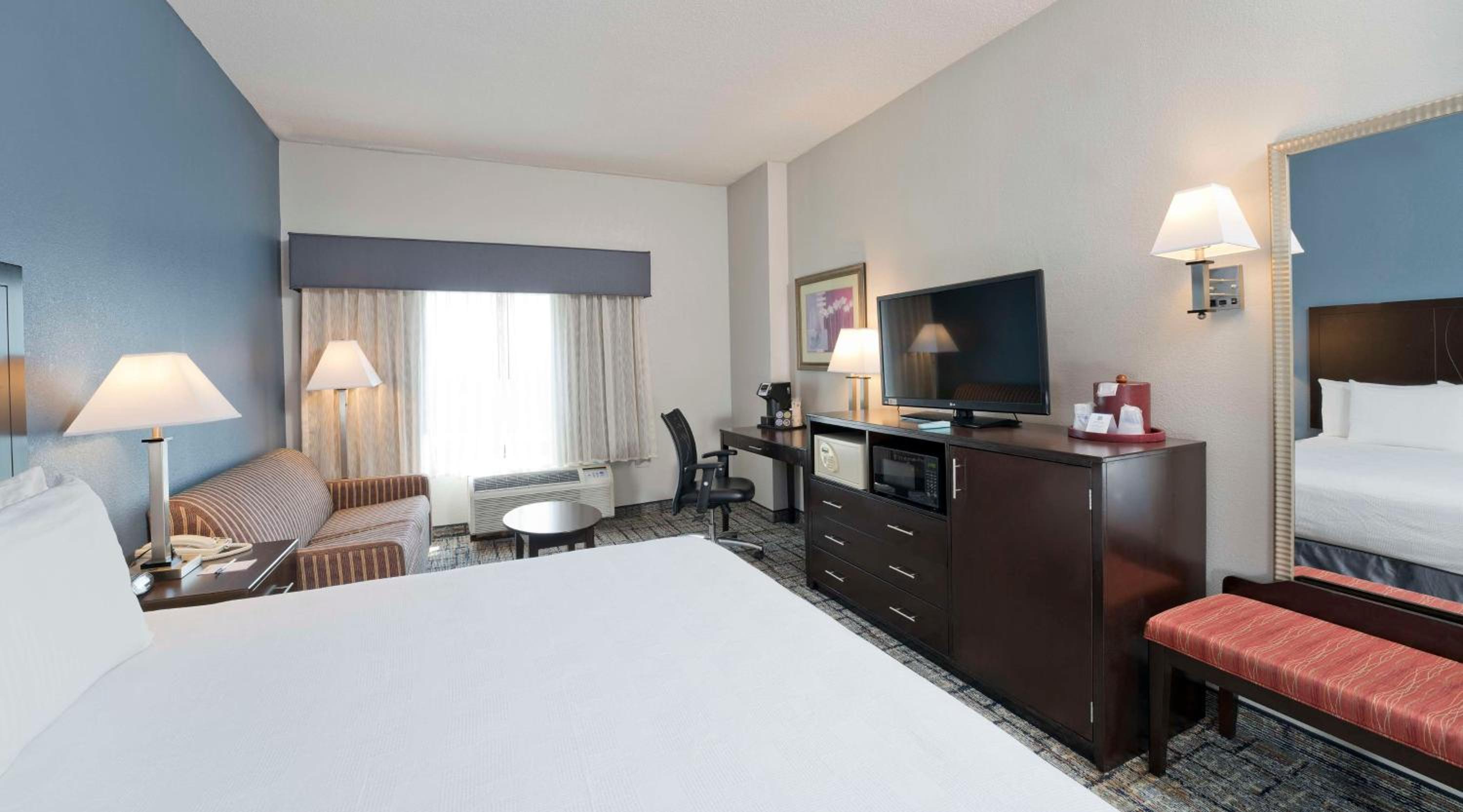 King Suite - Non-Smoking - Photo 5