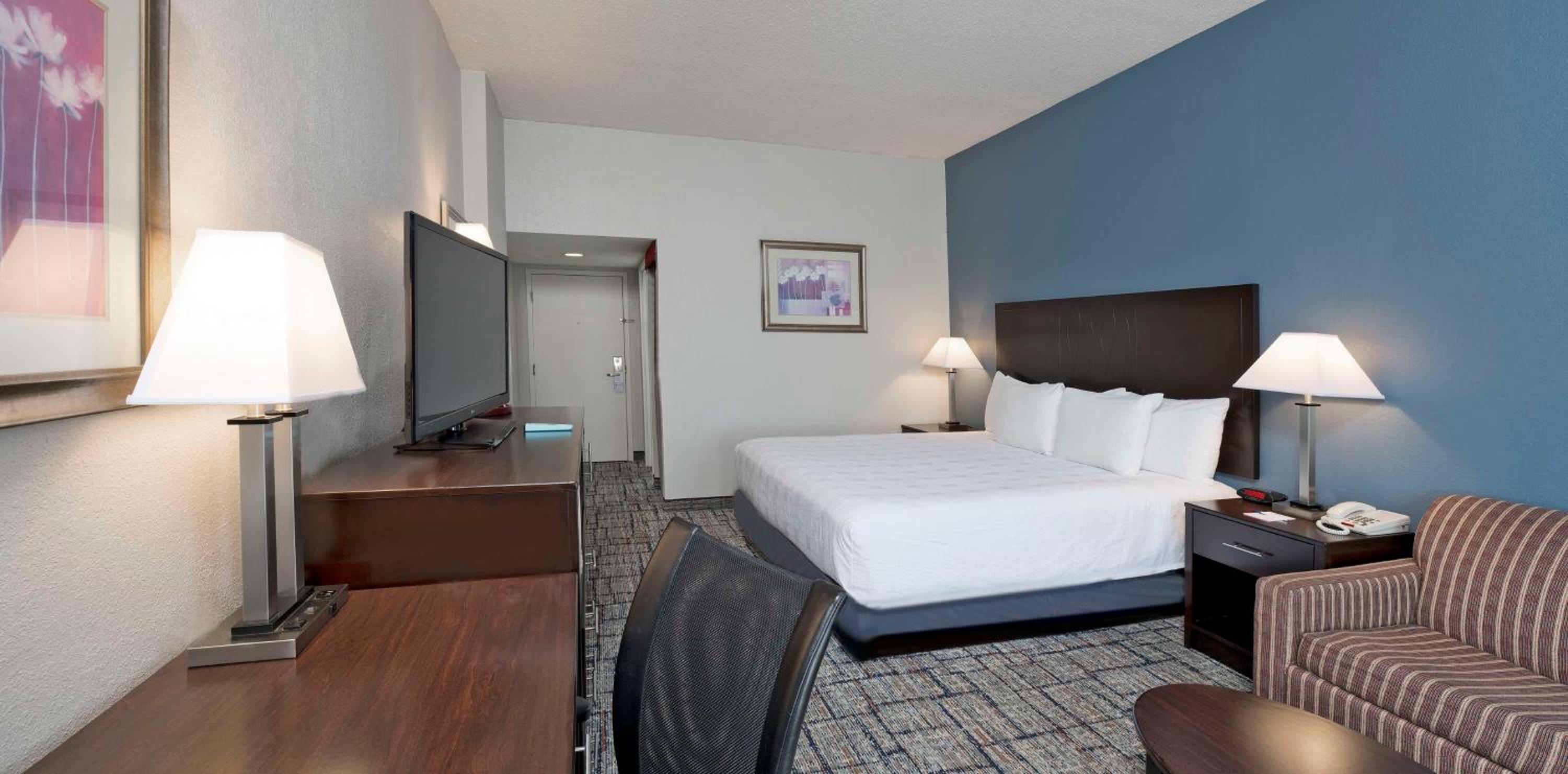 King Suite - Non-Smoking - Photo 3