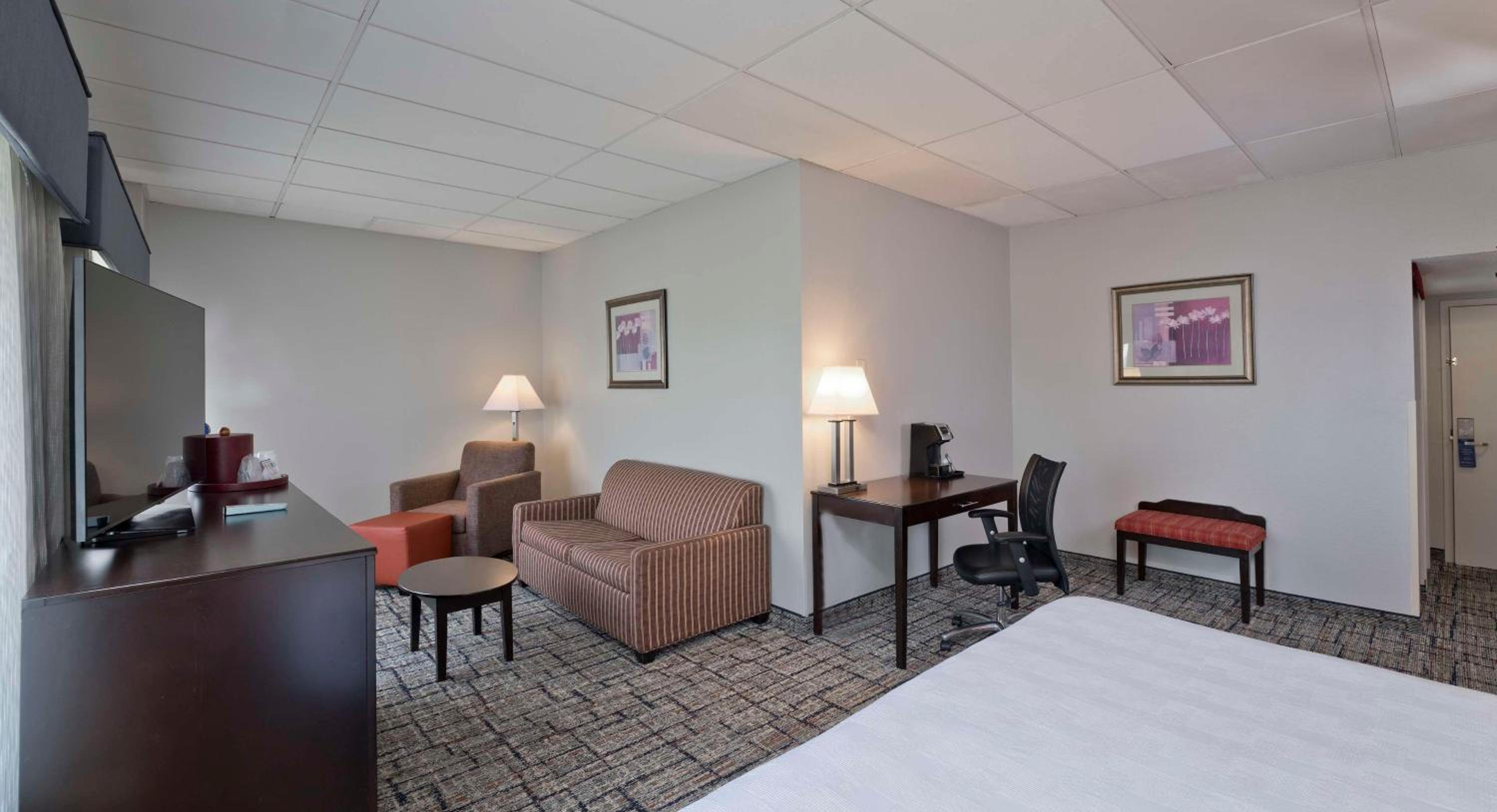 Queen Suite with Two Queen Beds and Sofa Bed - Non-Smoking - Photo 1