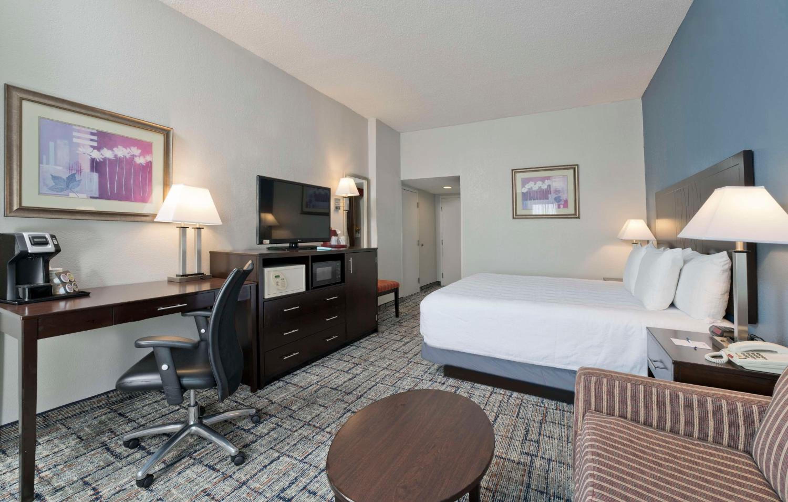 King Suite - Non-Smoking - Photo 4