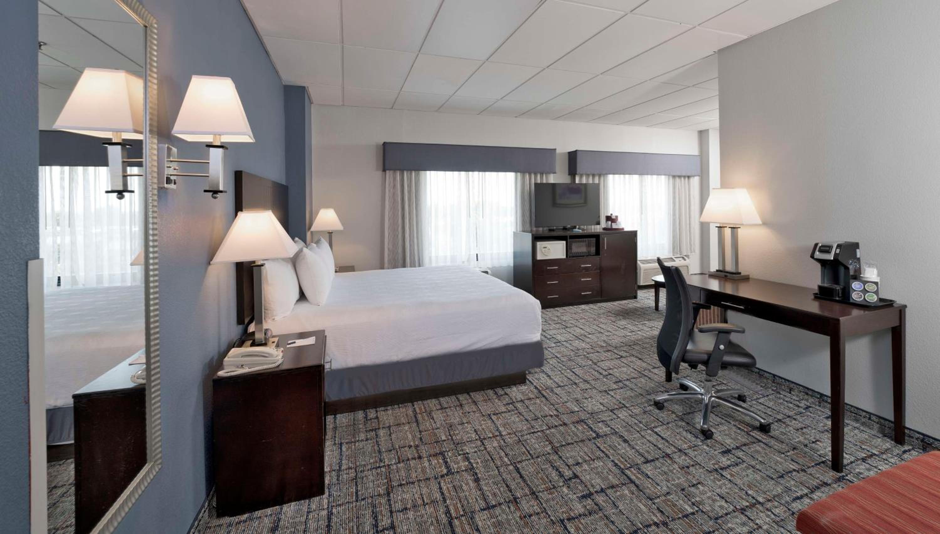 Queen Suite with Two Queen Beds and Sofa Bed - Non-Smoking - Photo 3