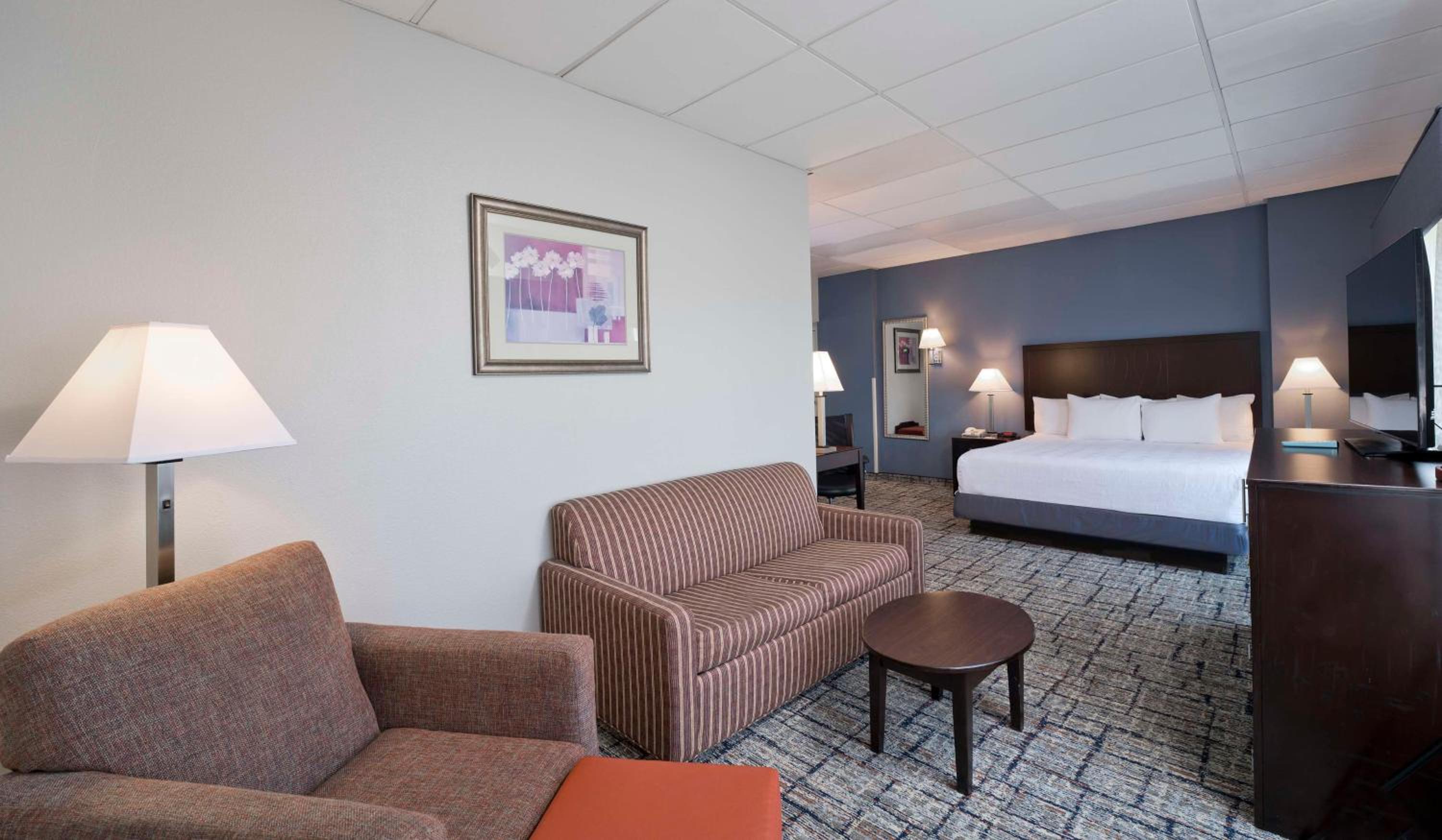 Queen Suite with Two Queen Beds and Sofa Bed - Non-Smoking - Photo 4