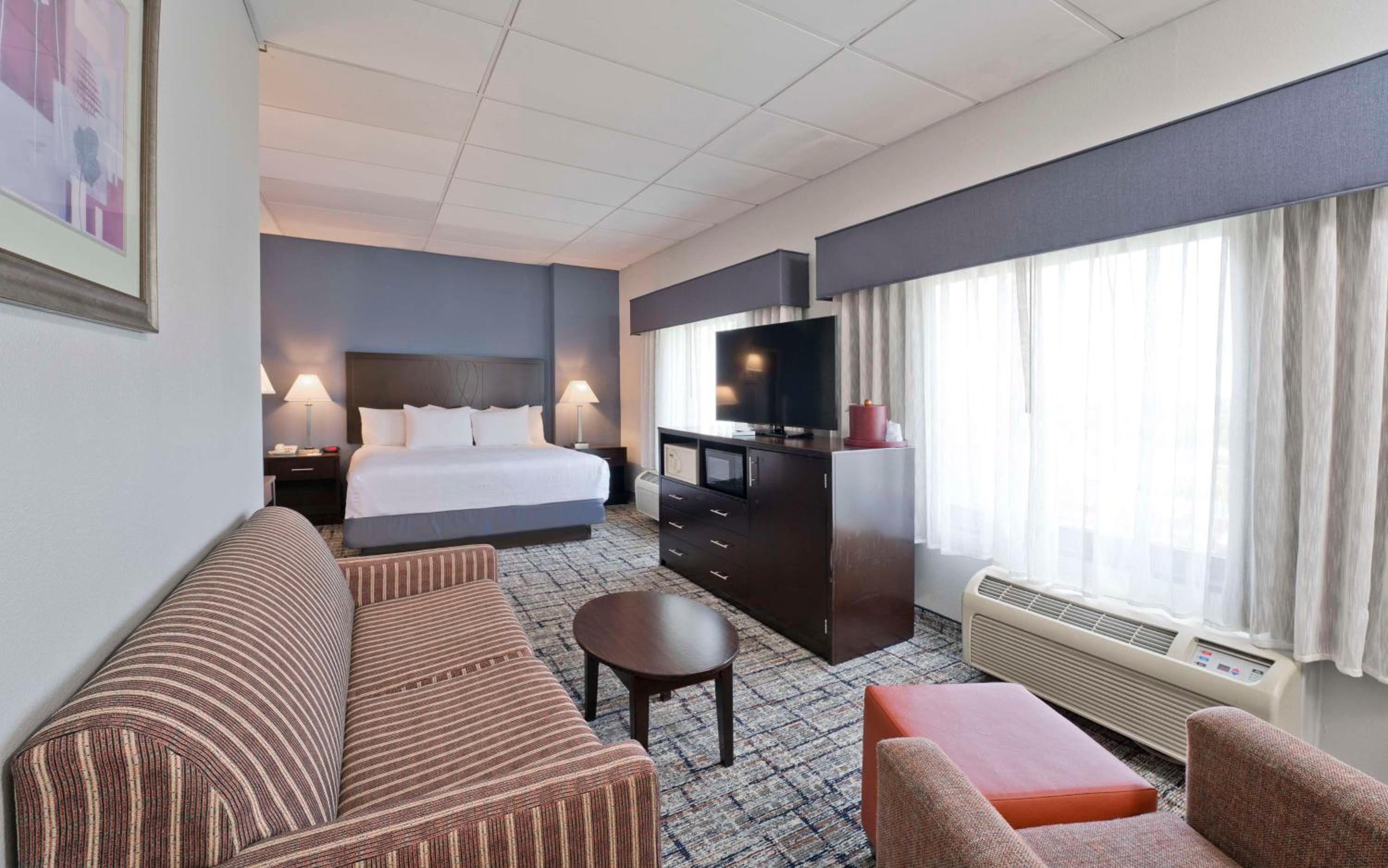 Queen Suite with Two Queen Beds and Sofa Bed - Non-Smoking - Photo 5