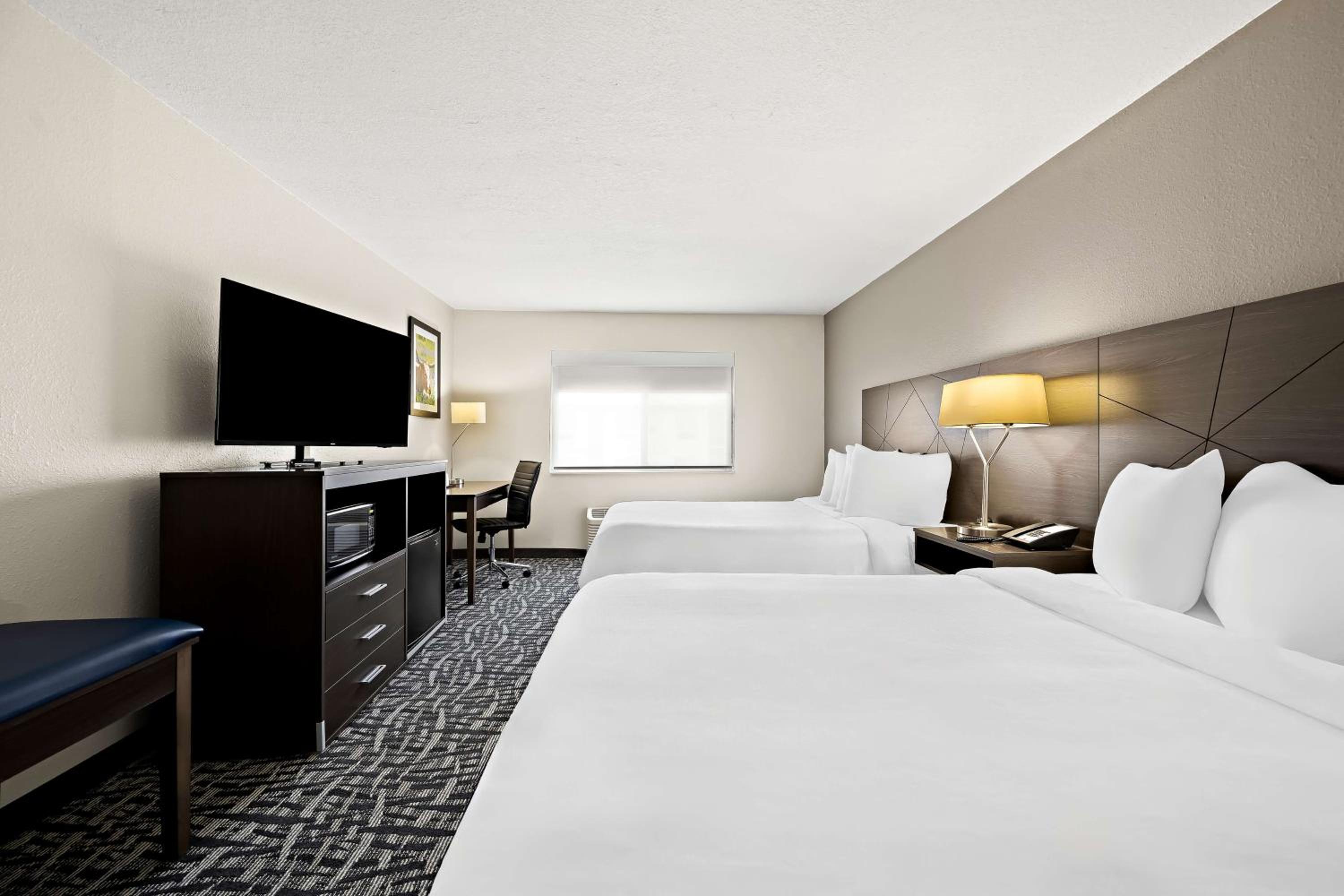 Queen Room with Two Queen Beds - Non-Smoking - Photo 1