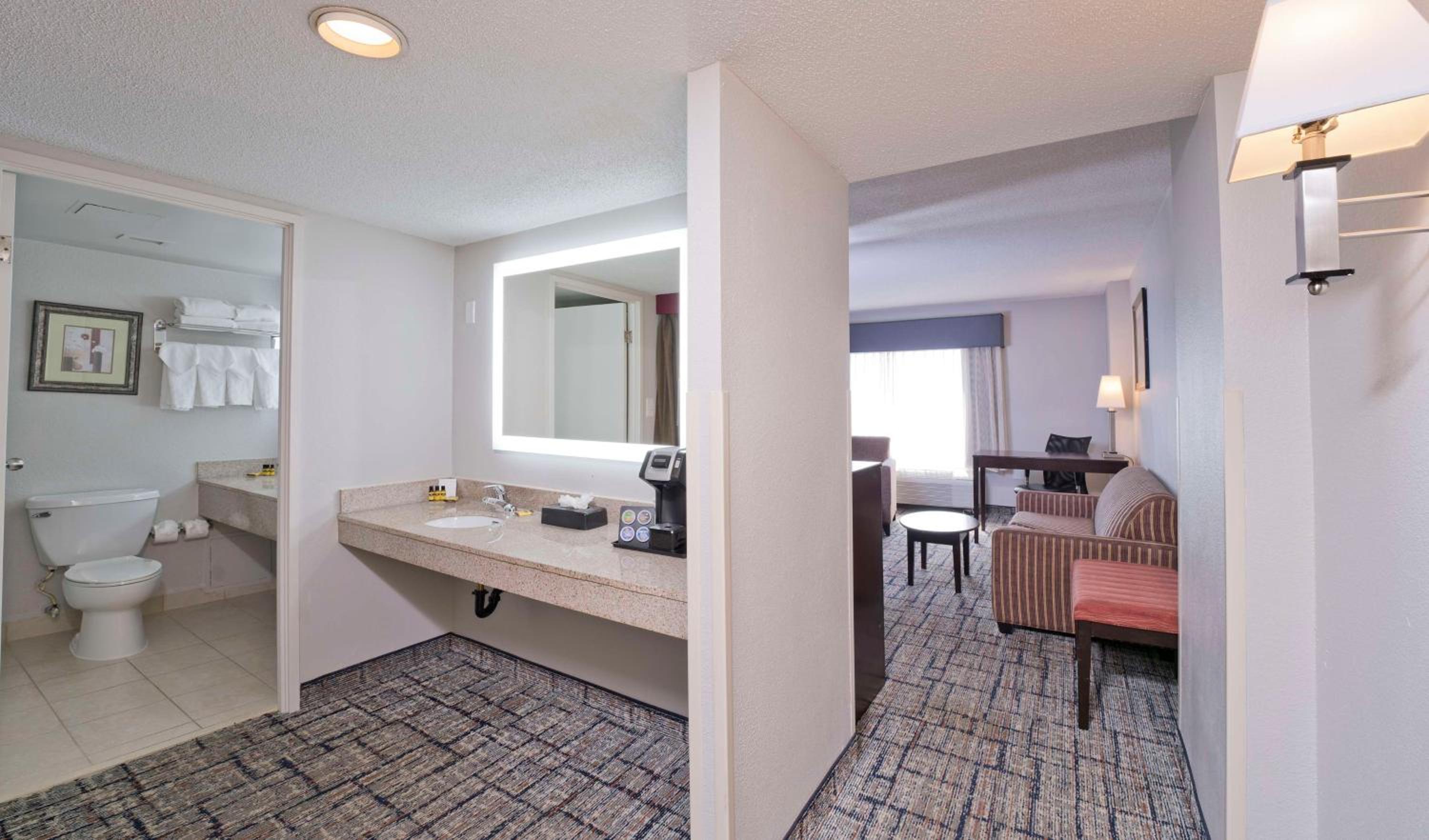 Queen Room with Two Queen Beds - Non-Smoking/Pet Friendly - Photo 3