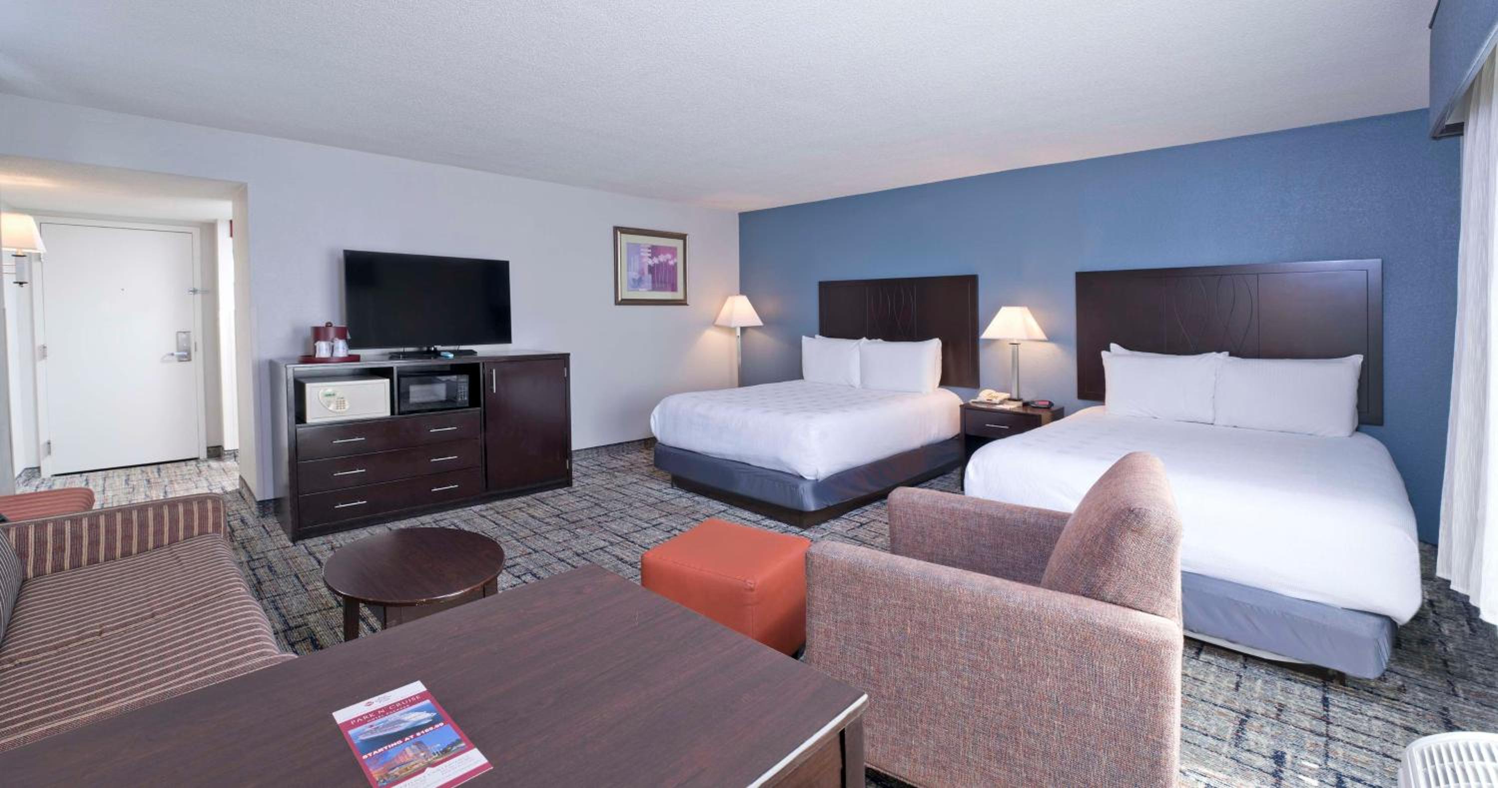 Queen Room with Two Queen Beds - Non-Smoking/Pet Friendly - Photo 4