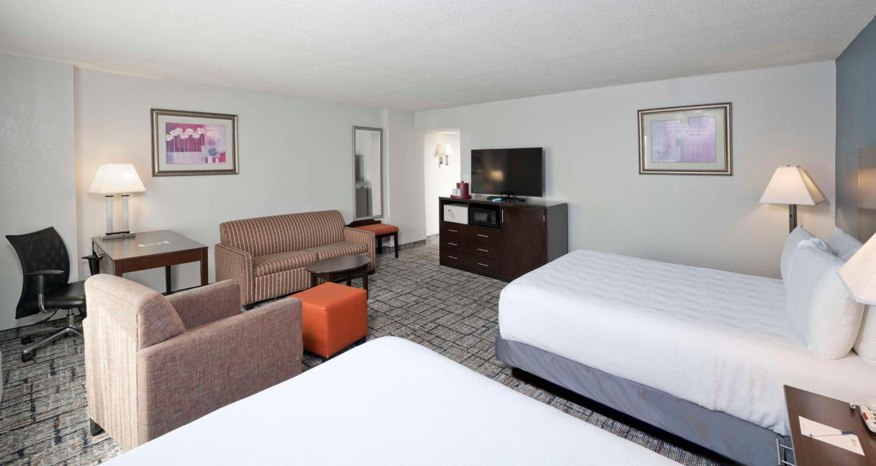 Queen Room with Two Queen Beds - Non-Smoking/Pet Friendly - Photo 5