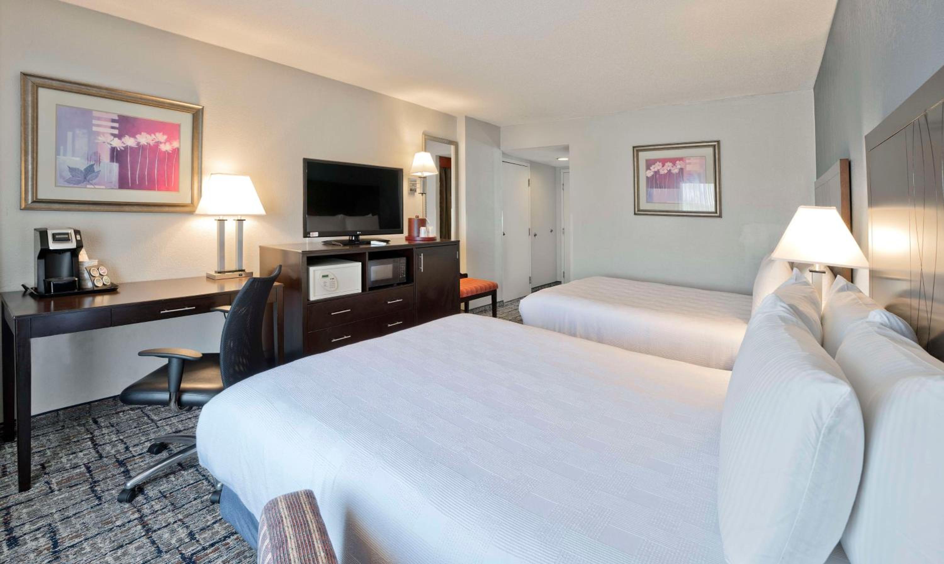 Queen Room with Two Queen Beds - Non-Smoking - Photo 4