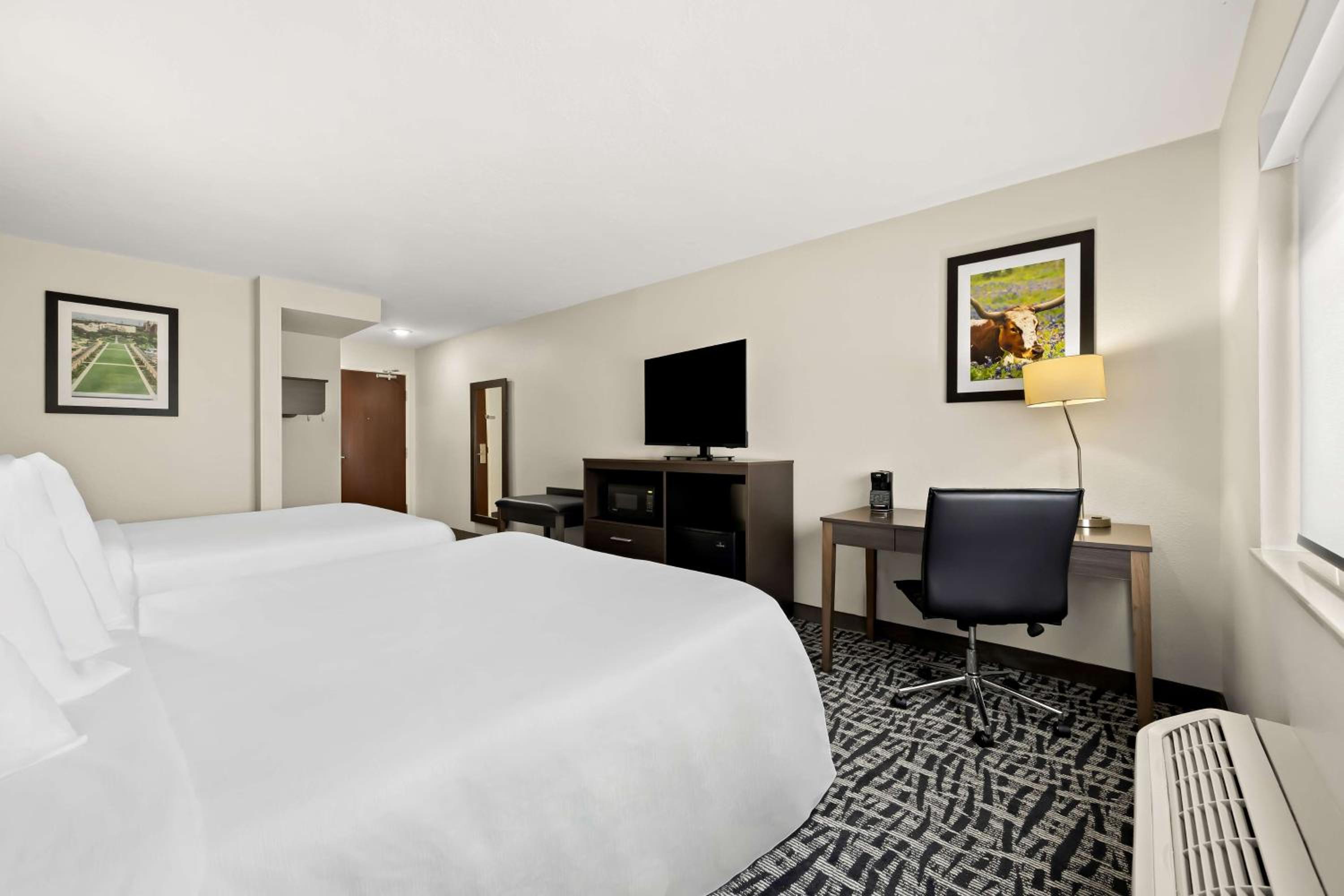Queen Room with Two Queen Beds - Non-Smoking - Photo 3