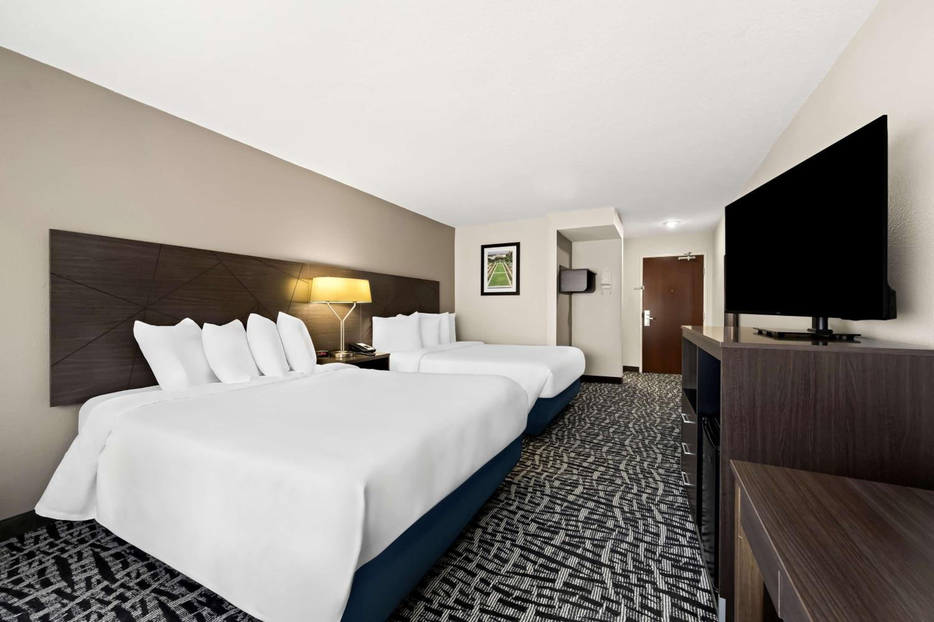 Queen Room with Two Queen Beds - Non-Smoking - Photo 4