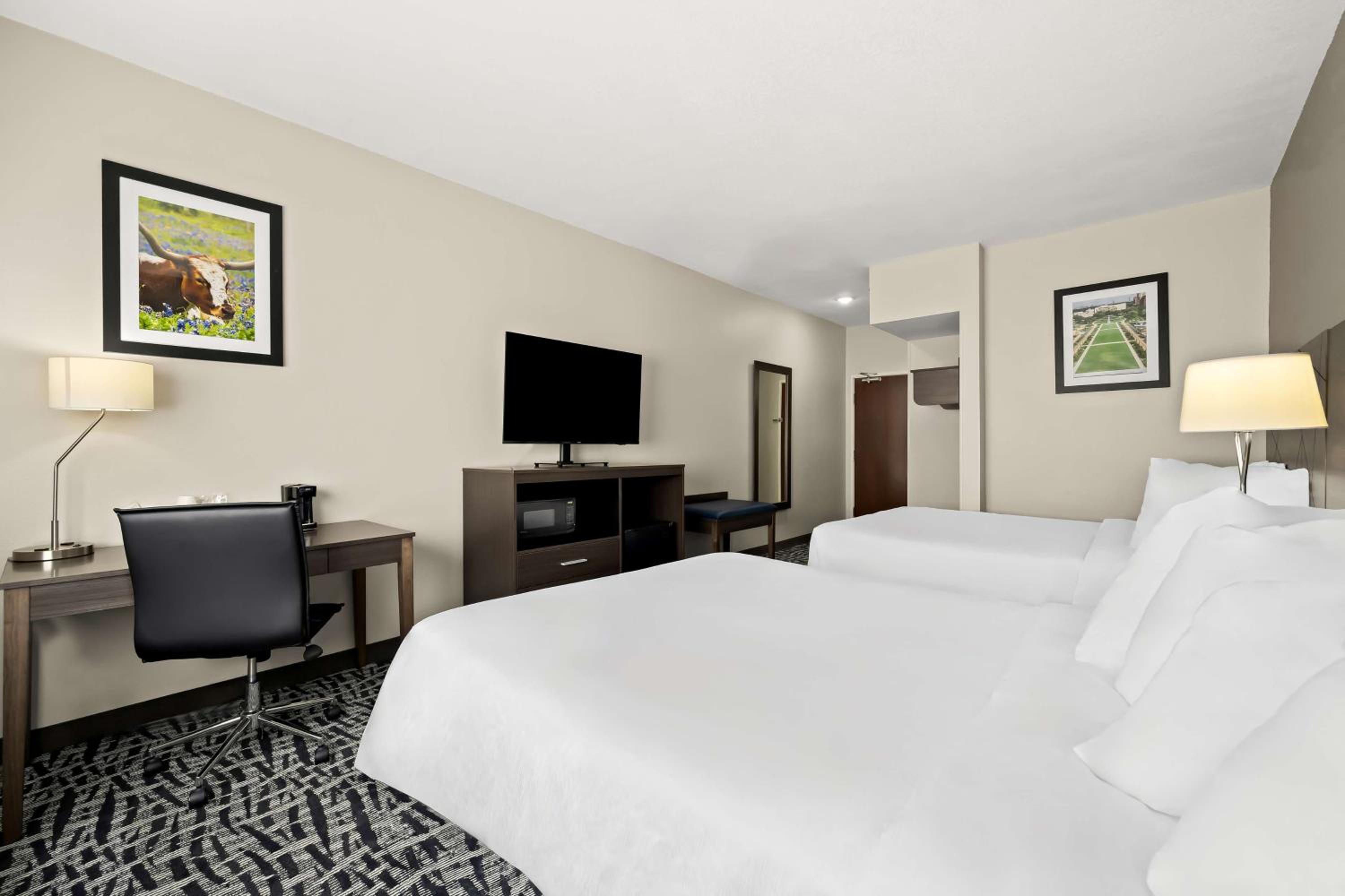 Queen Room with Two Queen Beds and Mobility Accessible Bathtub - Photo 4