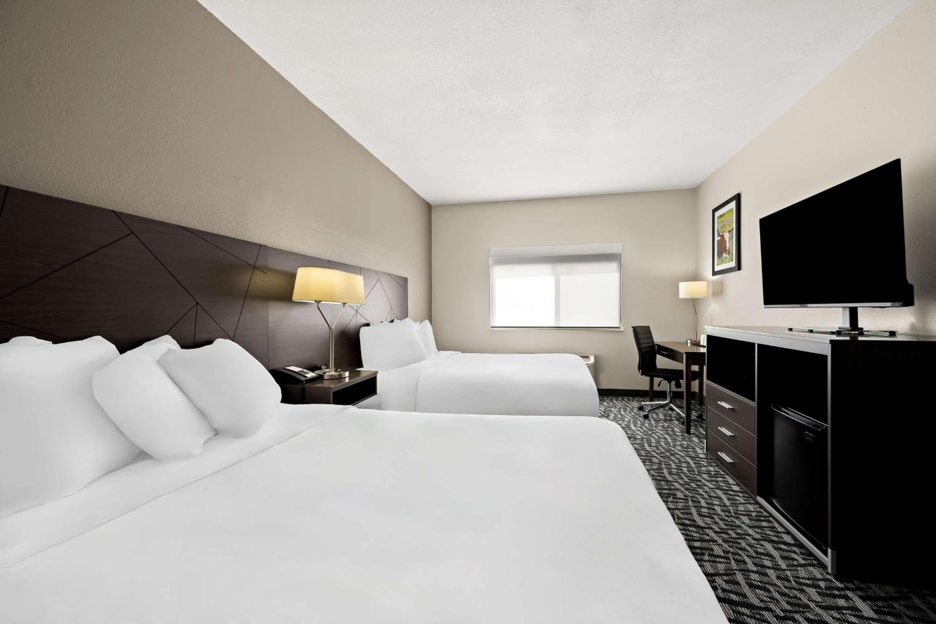 Queen Room with Two Queen Beds and Mobility Accessible Bathtub - Photo 3