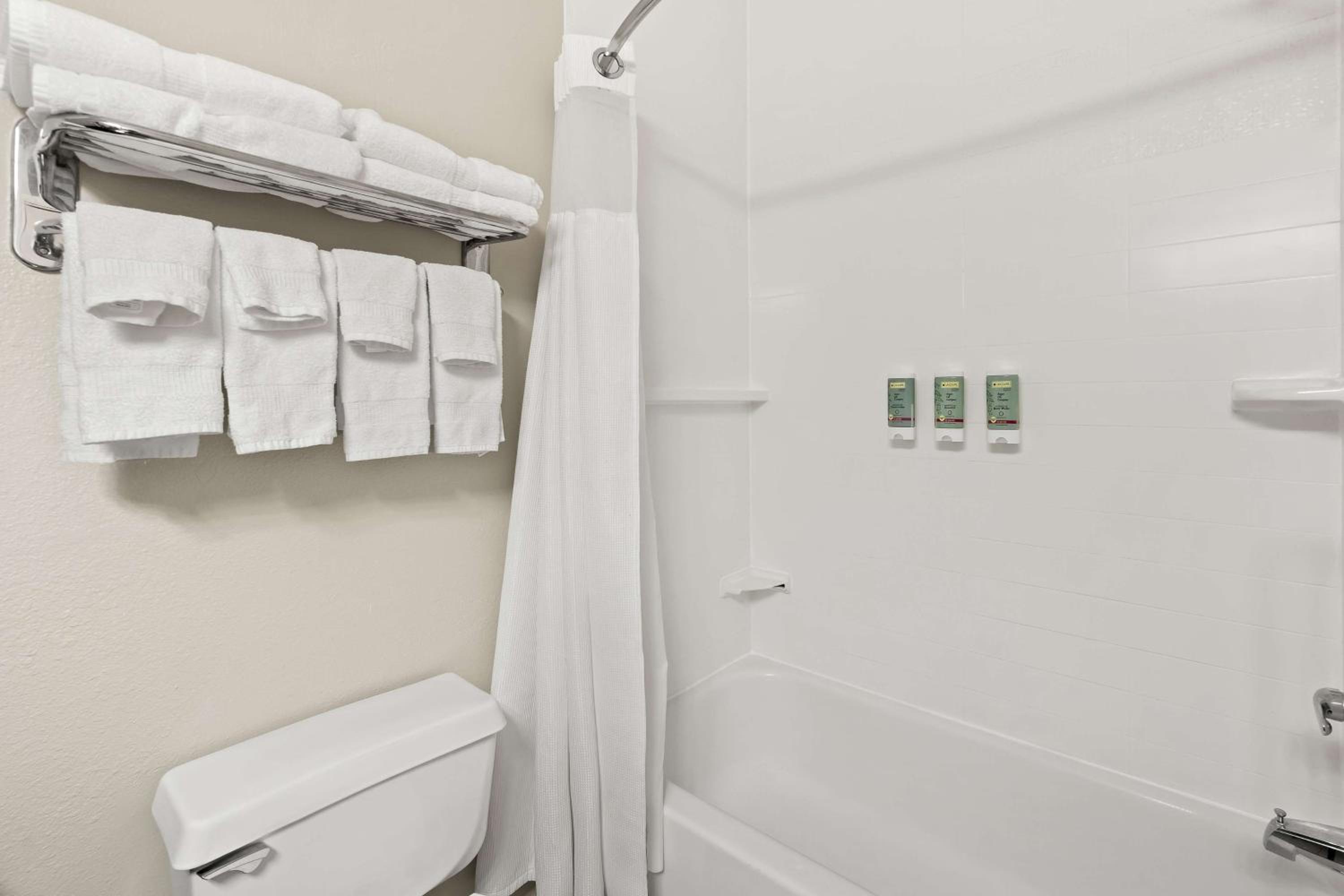 Queen Room with Two Queen Beds - Non-Smoking - Photo 2