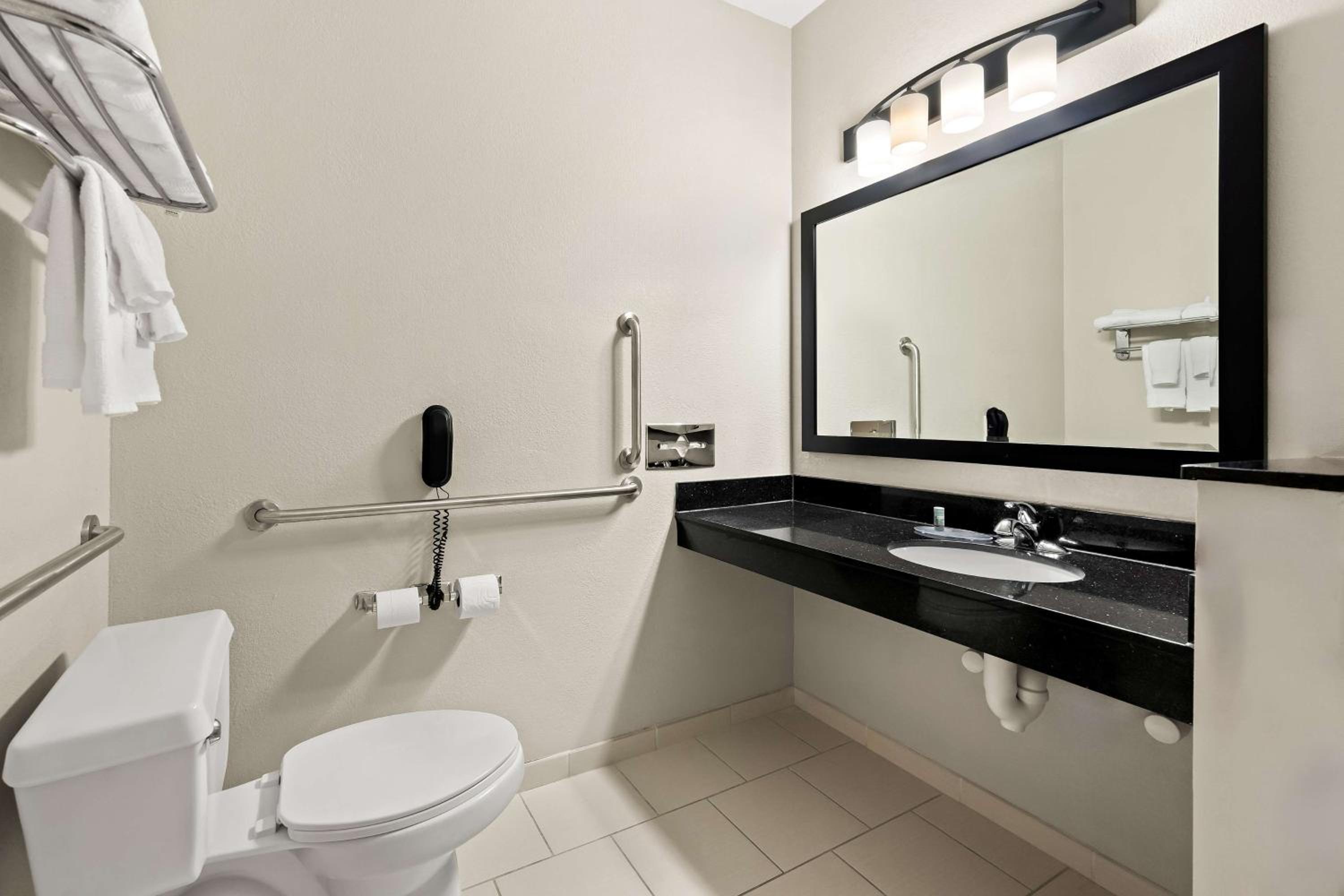 Queen Room with Two Queen Beds and Mobility Accessible Bathtub - Photo 2