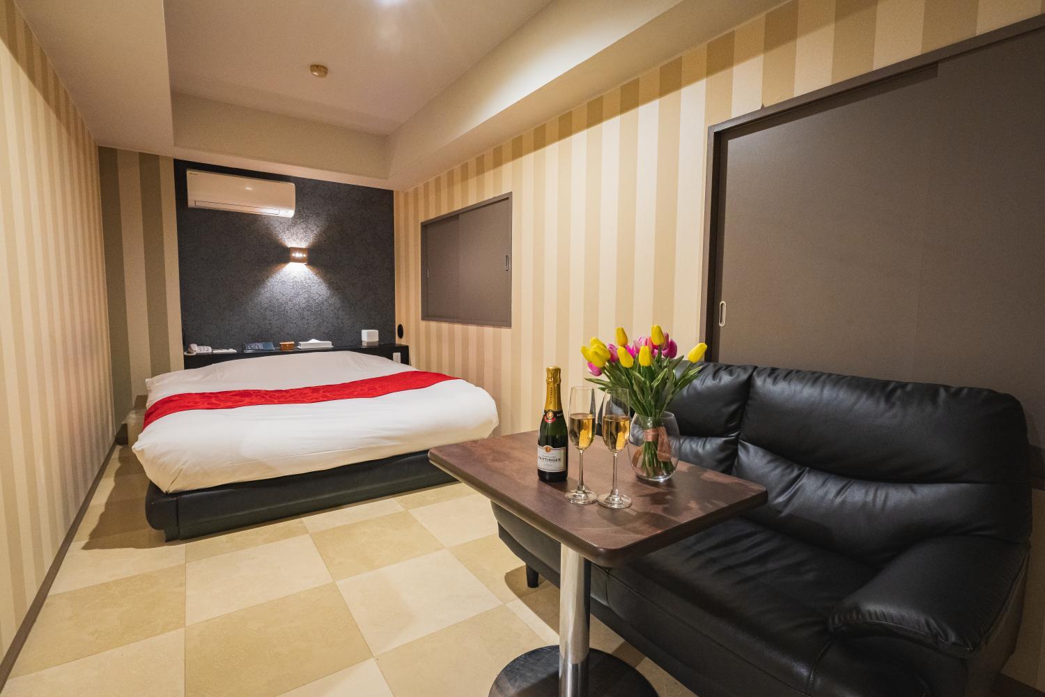 Queen Room photo 2