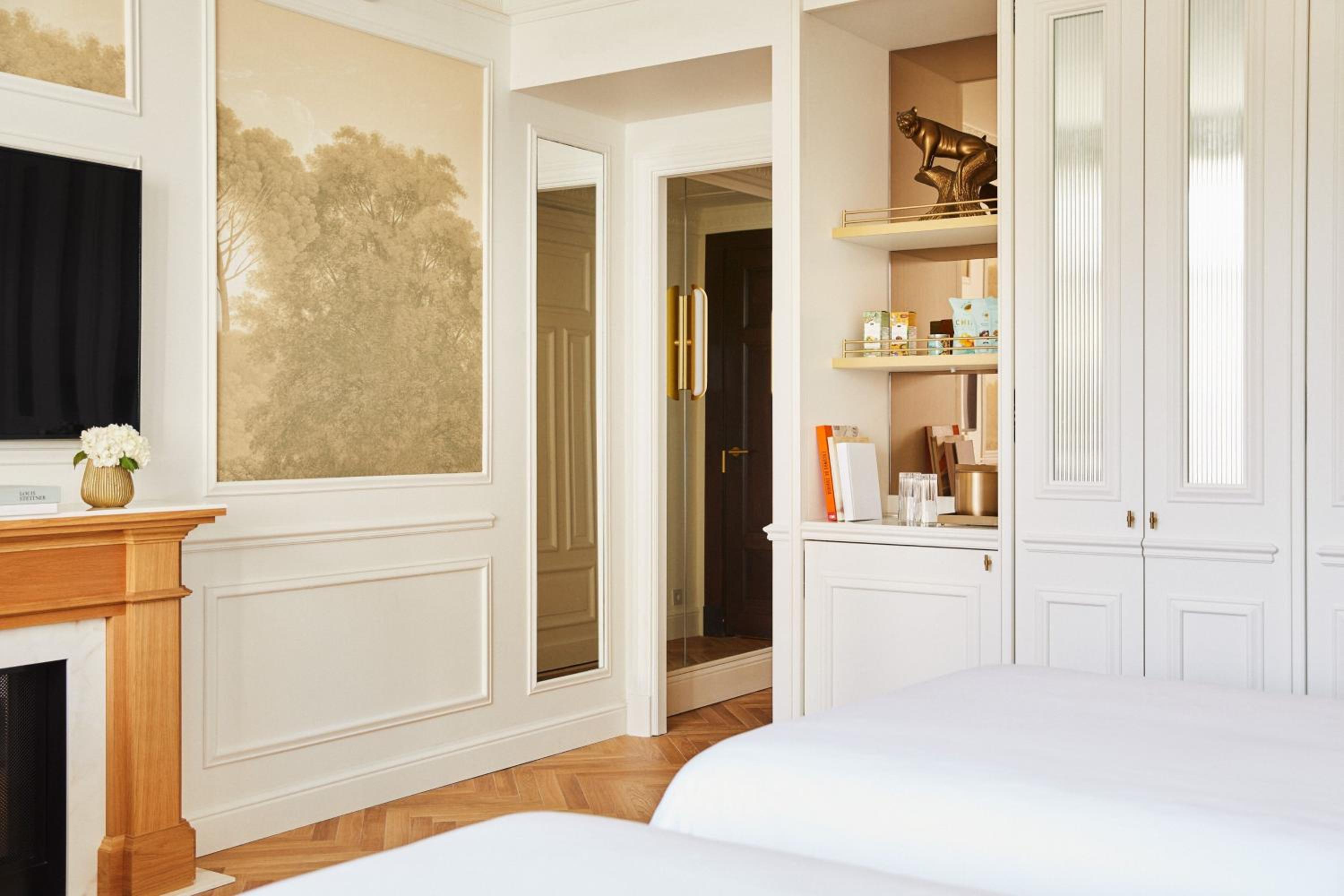 Palace Guest Room With 2 Twins thumbnail 5