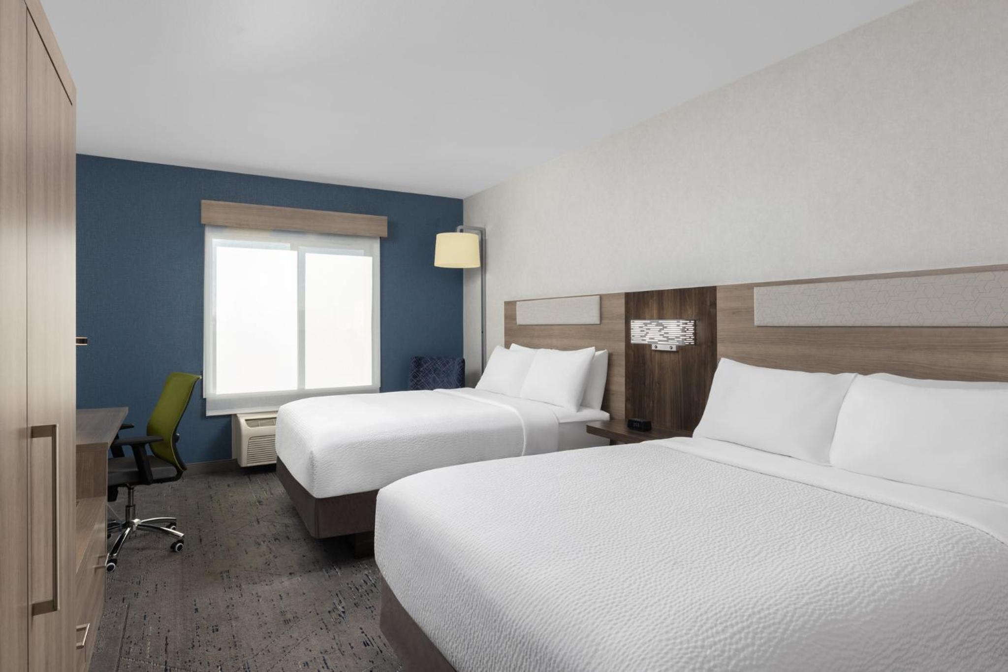 Standard Queen Room with Two Queen Beds - Photo 3