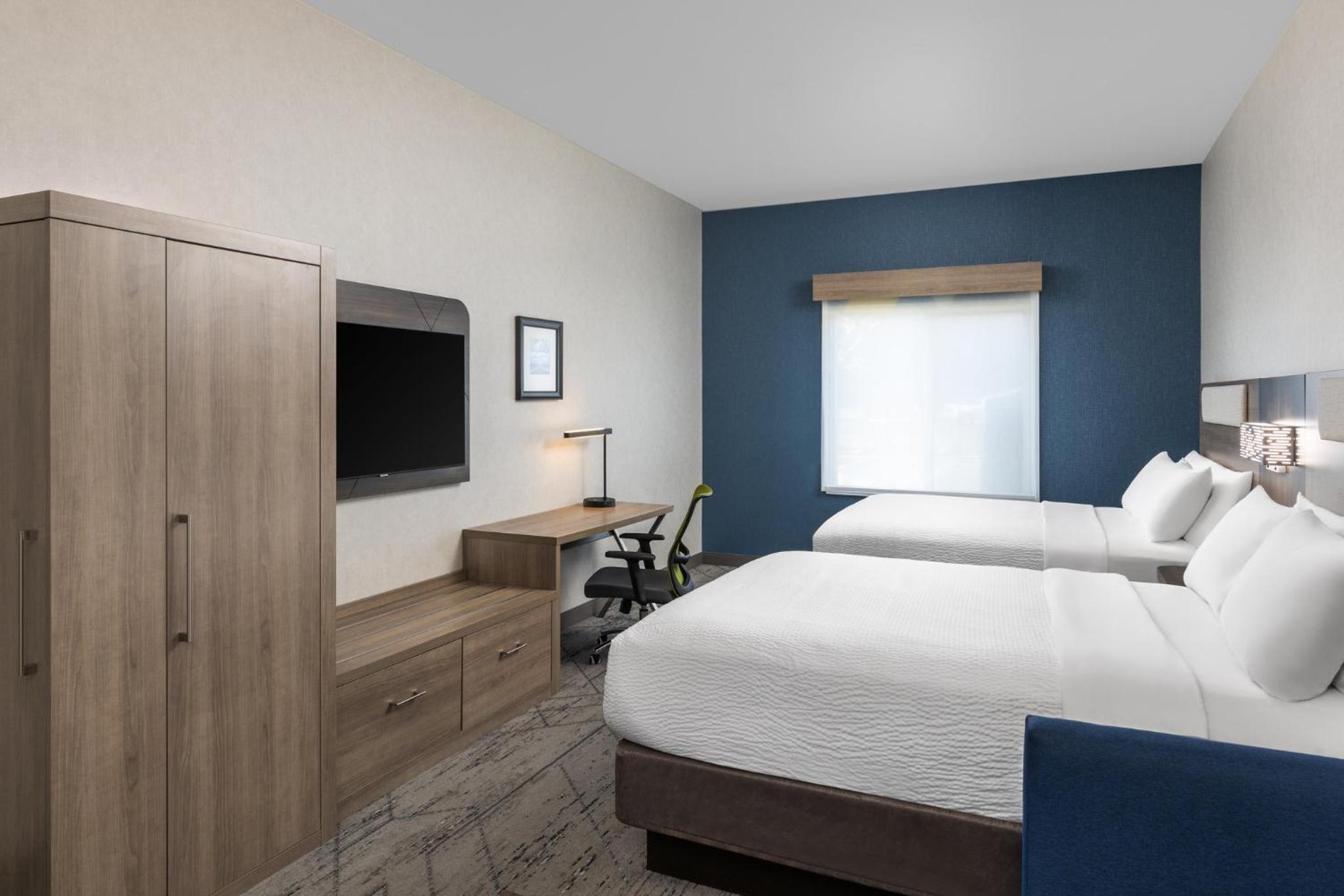 Queen Suite with Two Queen Beds and Additional Living Area - Photo 5