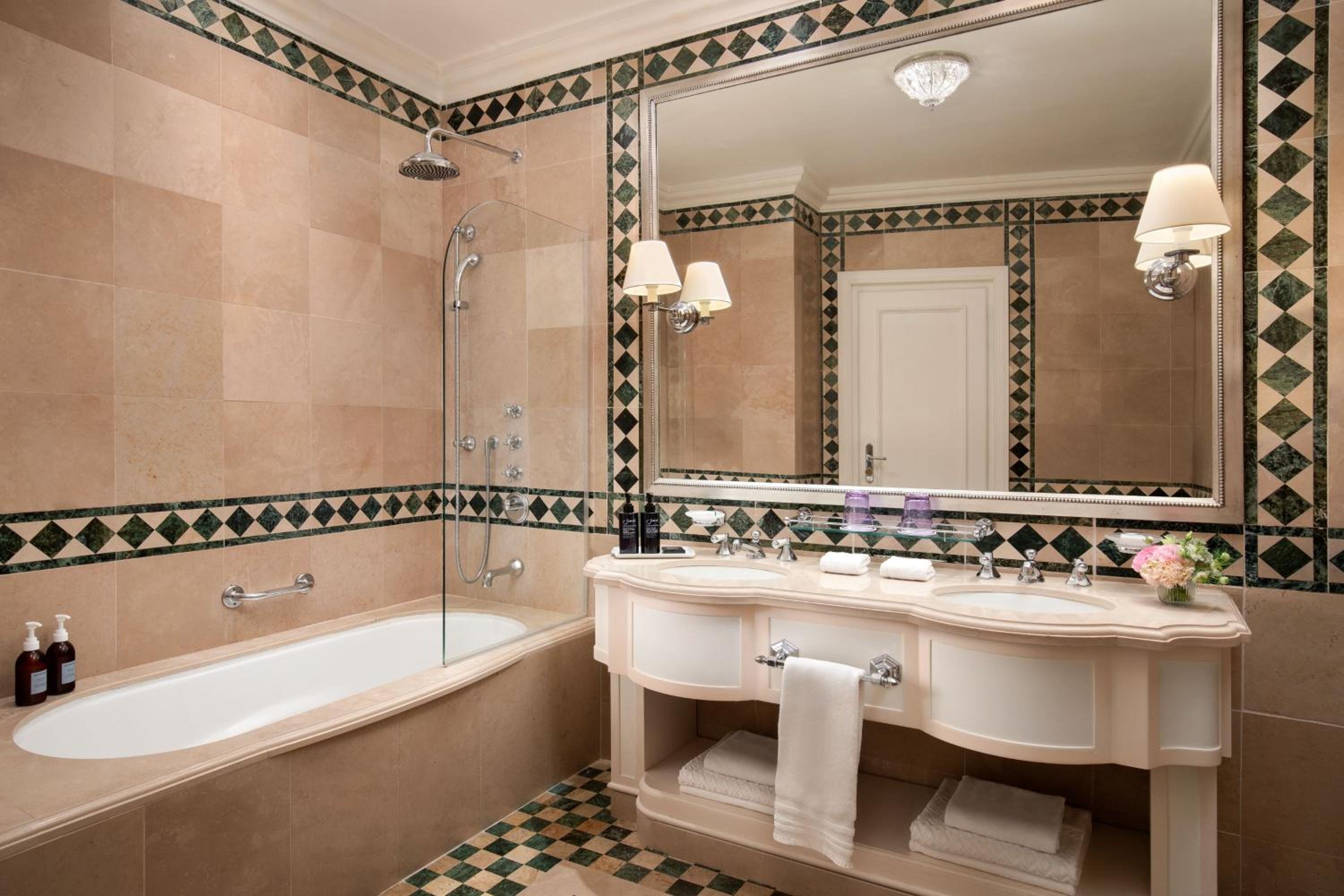 Arno River Deluxe, Guest room, One King - Photo 7