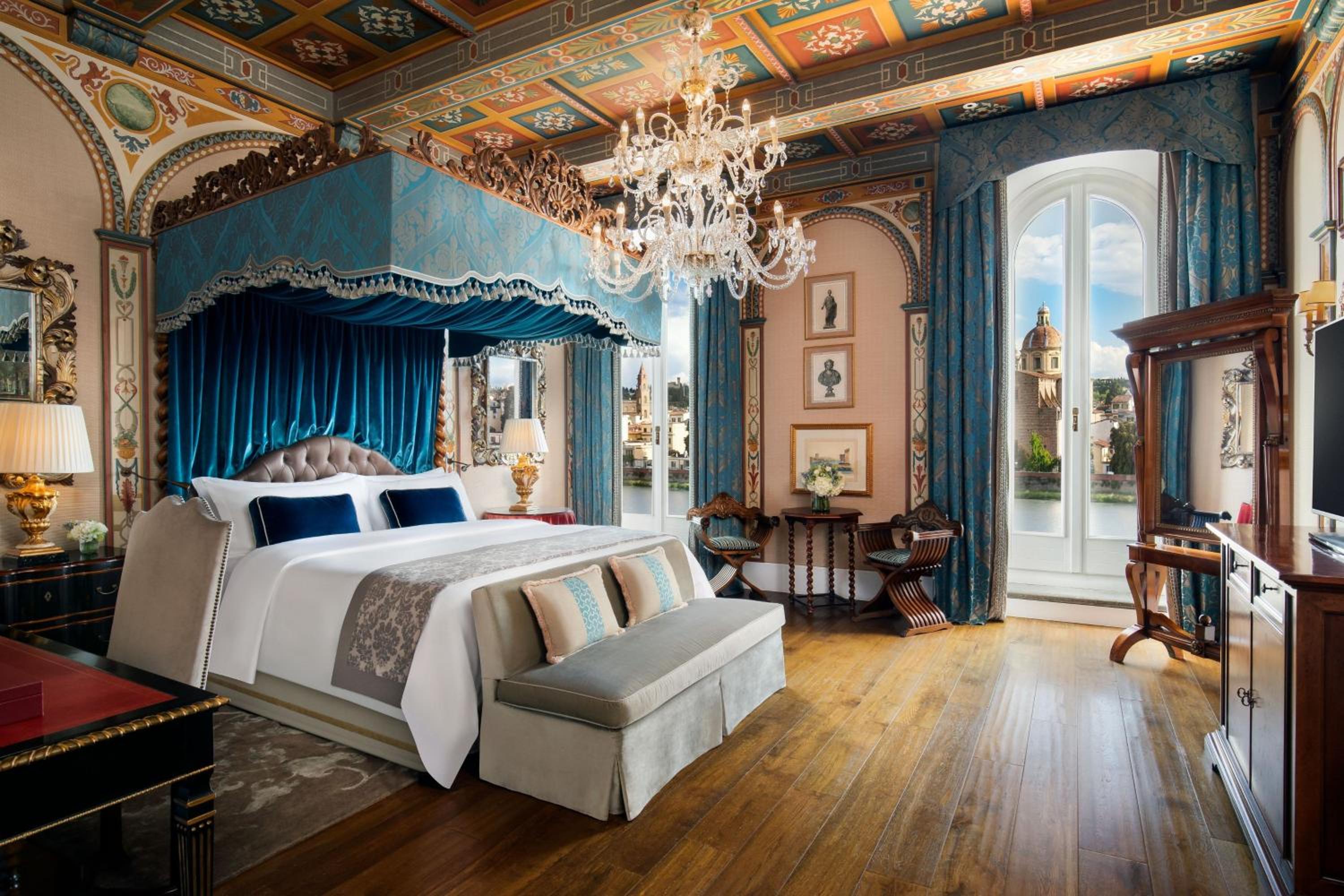 Royal, Suite, 1 King thumbnail 5