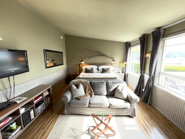 King Suite with Balcony photo 1
