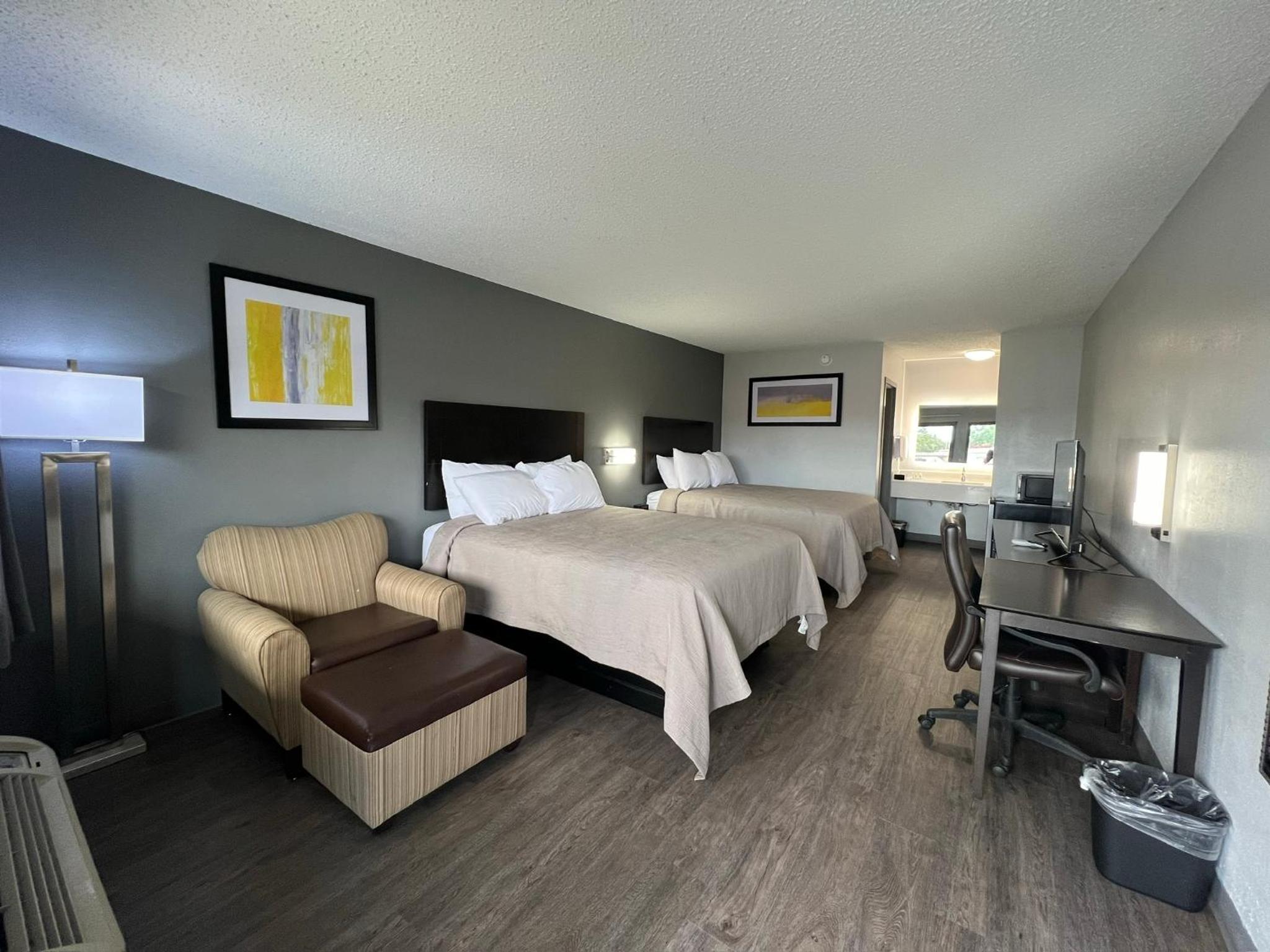 Quadruple Room with Two Queen Beds - Non Smoking - Photo 1