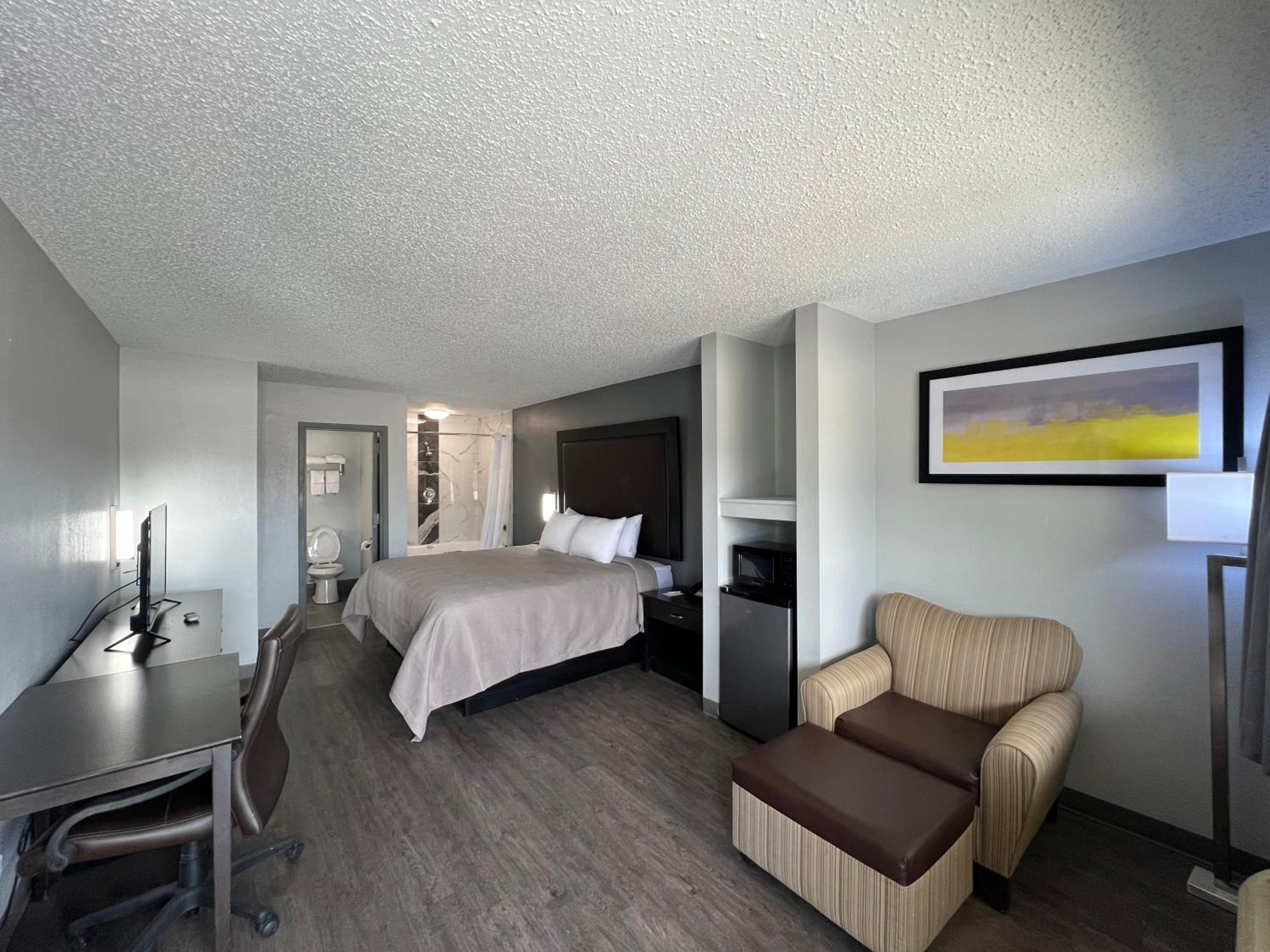 King Suite - Non Smoking - Photo 1