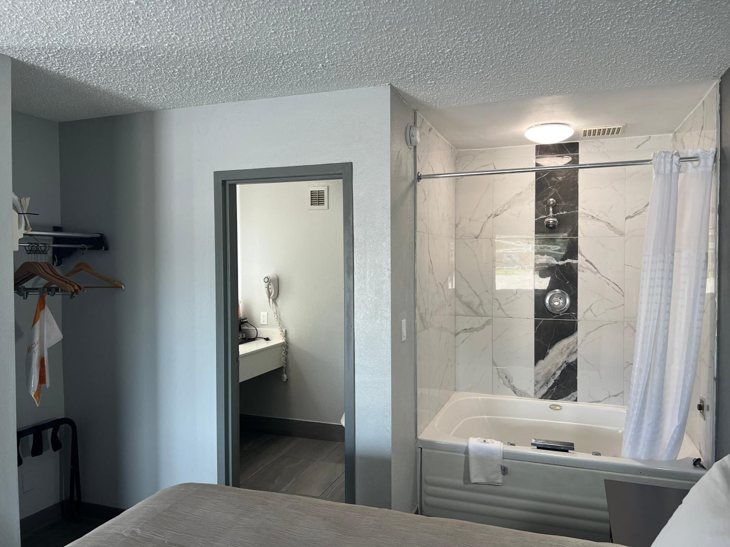 King Suite - Non Smoking - Photo 3