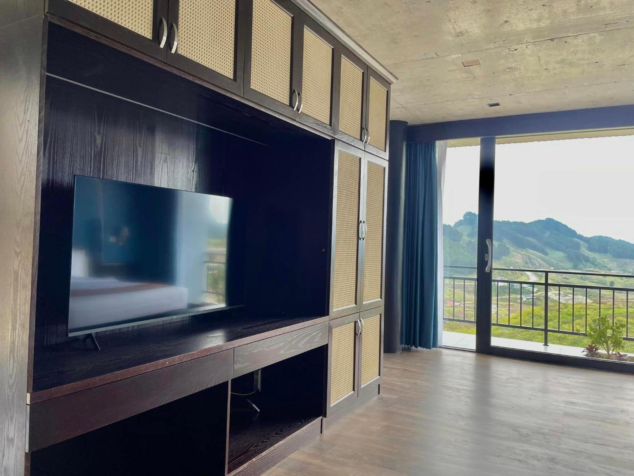 Family Room With Mountain View - Photo 12