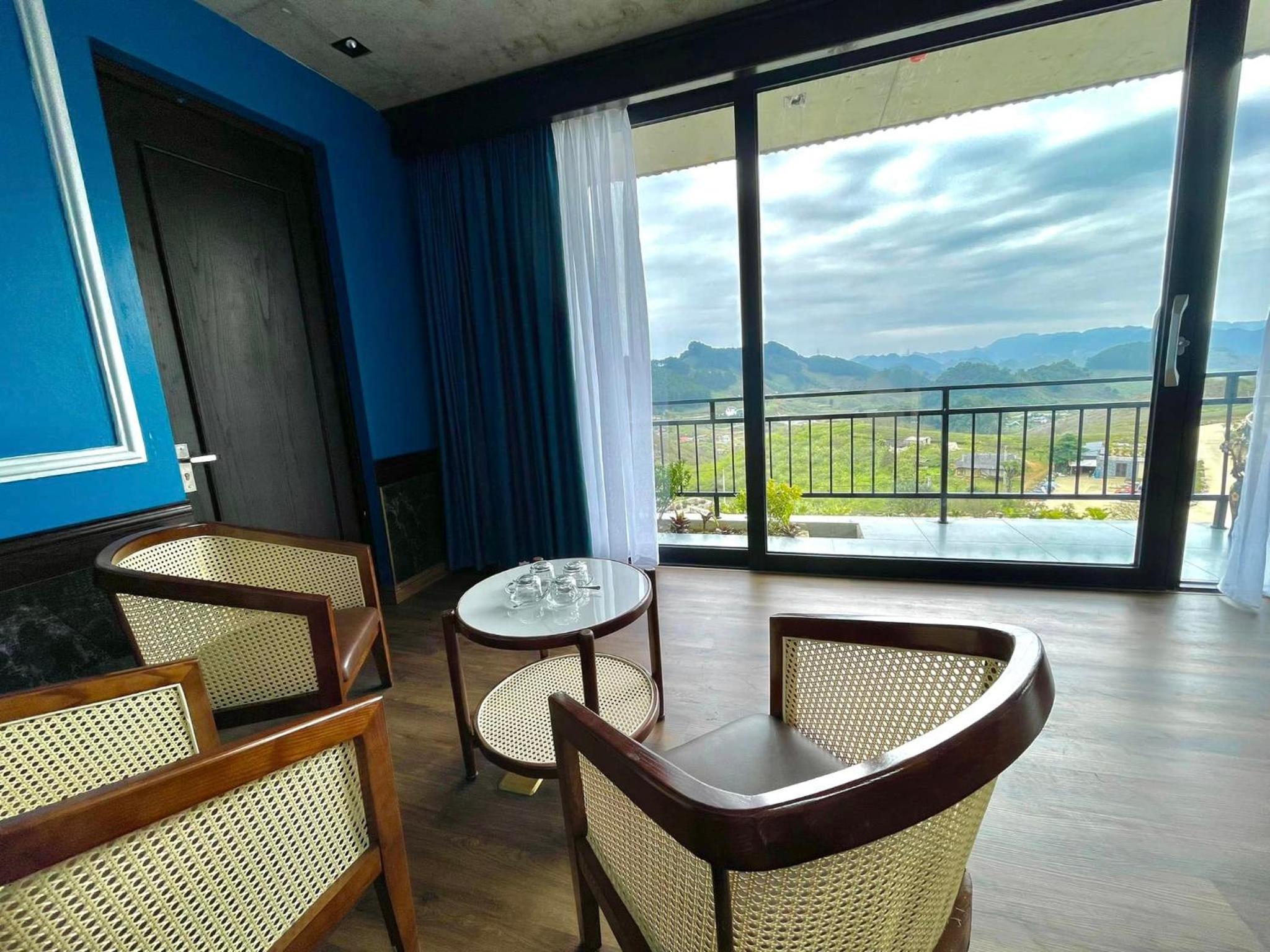 Family Room With Mountain View - Photo 13