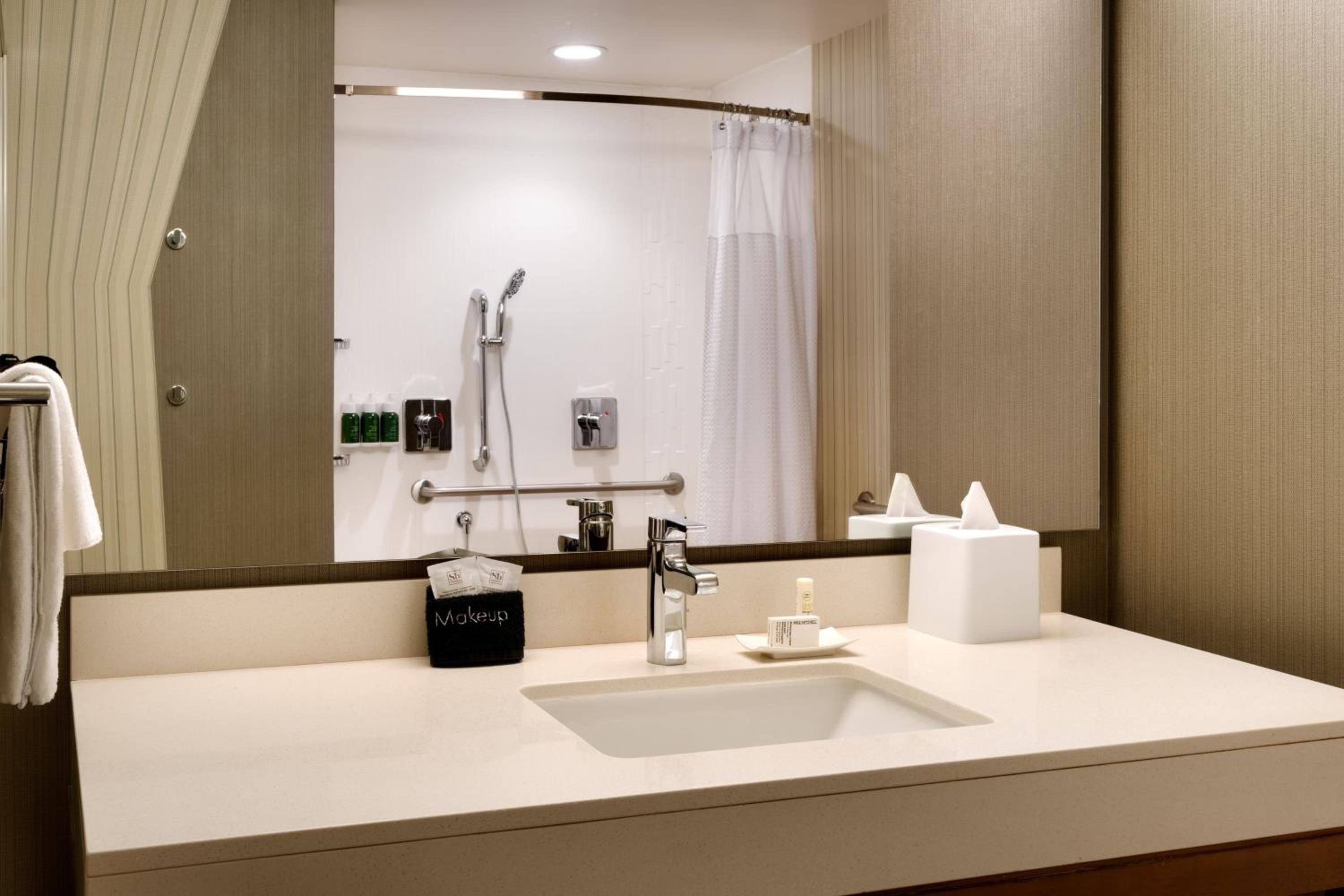 King Room with Adapted Tub - Mobility Accessible thumbnail 6