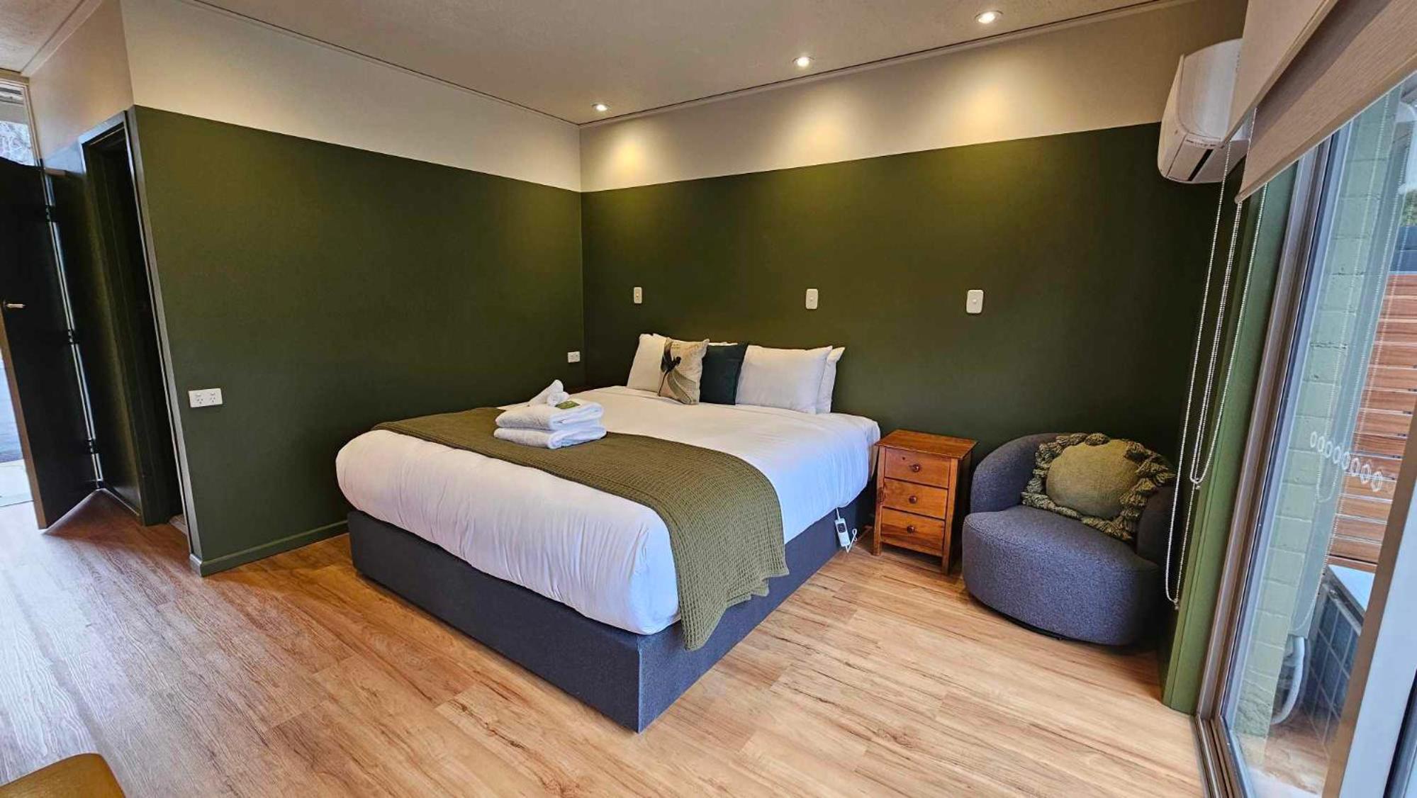 Deluxe King Suite photo 2