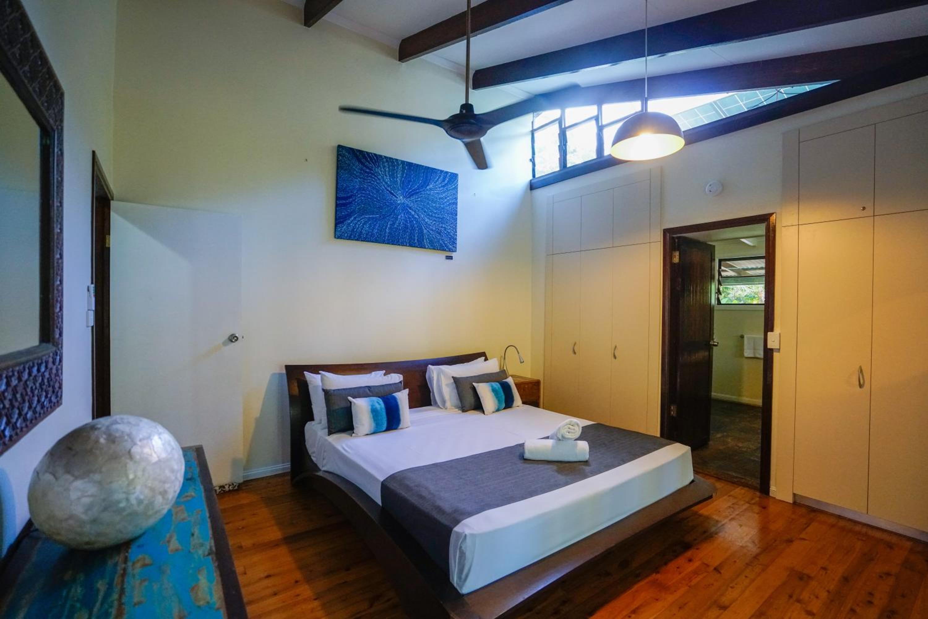 Three-Bedroom House photo 3
