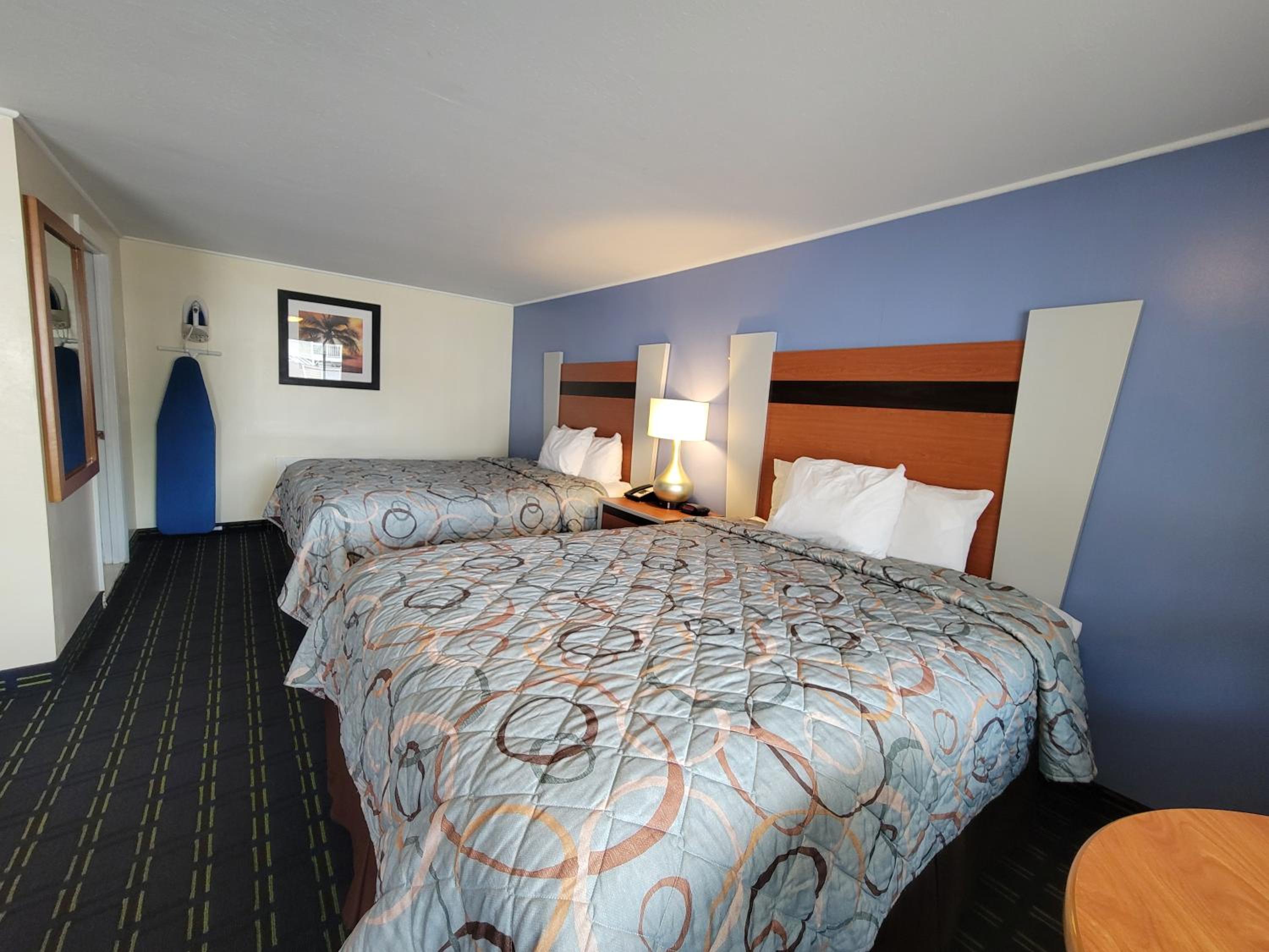 Queen Room with Two Queen Beds - Non-Smoking - Photo 3
