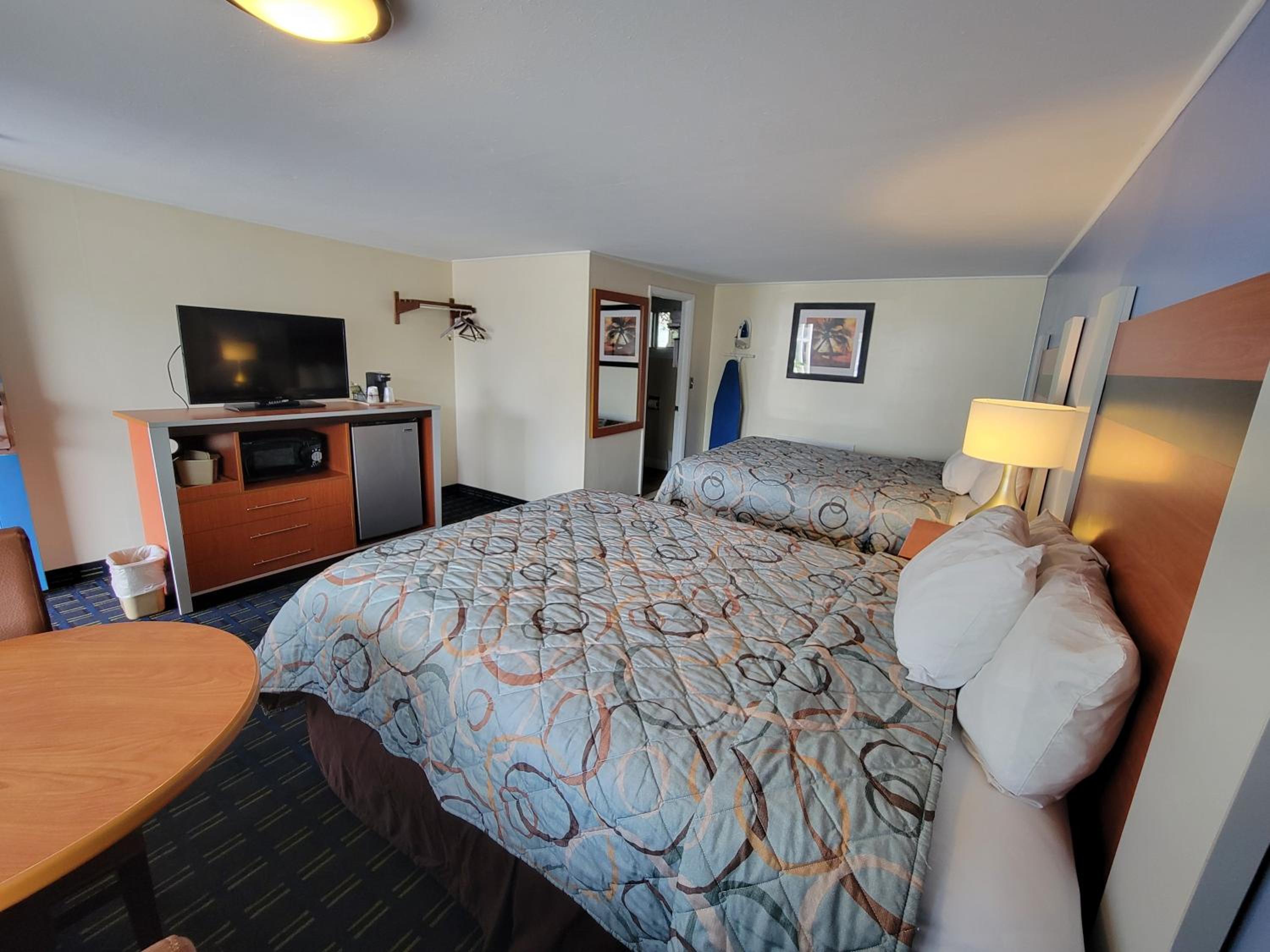 Queen Room with Two Queen Beds - Non-Smoking - Photo 4