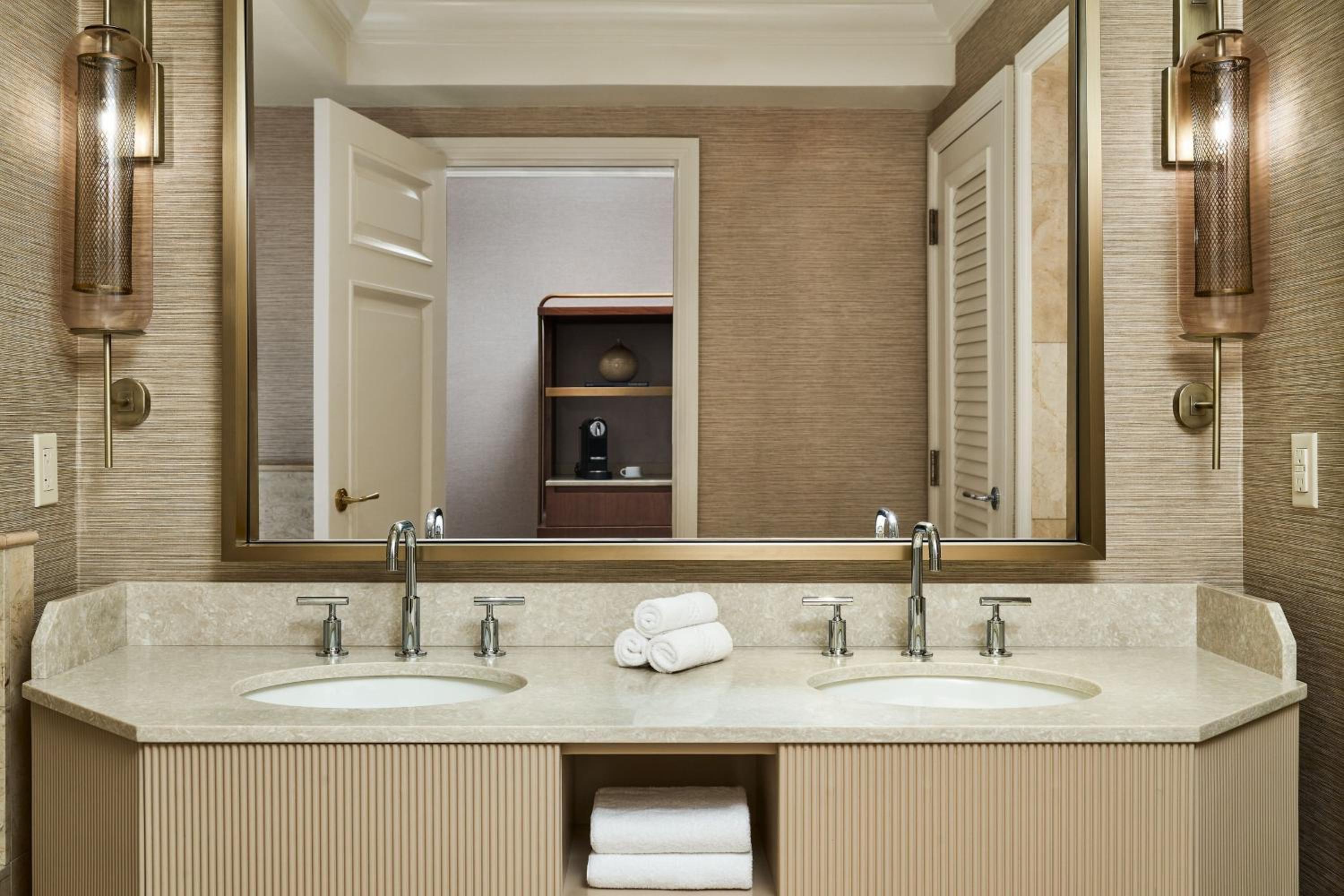Guest room, 1 King Bed, City view  - Photo 7