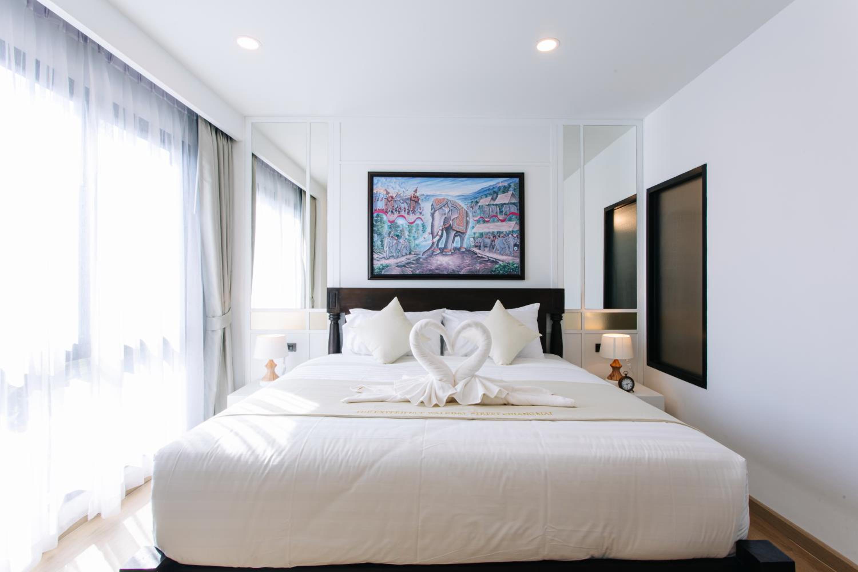Deluxe Double Room with Balcony - Photo 12