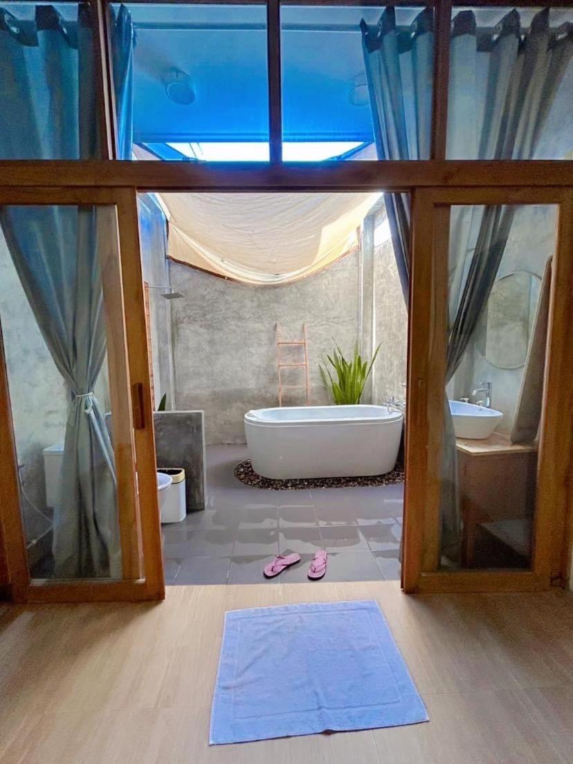 Deluxe Double Room with Bath - Photo 12